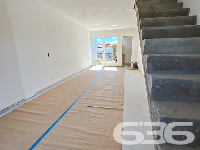 VENDE-SE GEMINADO SOBRADO COM 2 SUÍTES NO BAIRRO BOEHMERWALD
Descubra a perfeição em cada detalhe neste imóvel de 87,12m², projetado para oferecer conforto e estilo. Situado no coração do bairro Boehmerwald, este lar é um verdadeiro refúgio urbano, combinando design moderno com acabamentos de alta qualidade.
Com duas suítes espaçosas, banheiro social, sala de estar aconchegante, cozinha planejada e área de serviço funcional, cada espaço foi cuidadosamente pensado para maximizar o bem-estar. O piso inferior em cerâmica retificada e o superior em laminado adicionam um toque de elegância e praticidade.
O terreno de 112m² inclui uma área externa de 8m, ideal para momentos de lazer e confraternização, além de duas vagas de estacionamento com acabamento em brita e concreto. Destaque para o portão basculante de alumínio preto, que garante privacidade e segurança.
Localizado próximo à Milium, no bairro Boehmerwald, este imóvel está cercado por conveniências e facilidades, garantindo uma vida prática e confortável. A qualidade dos acabamentos, como massa corrida, azulejos retificados, janelas de vidro temperado e portas de madeira envernizadas, reflete o cuidado e a atenção aos detalhes.
A 636 Negócios Imobiliários tem o prazer de apresentar esta oportunidade única. Para mais informações e para agendar sua visita, entre em contato:
Telefone: (47) 3451-0636
WhatsApp: (47) 99190-0636
Não perca a chance de conhecer seu novo lar. Visite nosso site para mais opções: i636.com.br