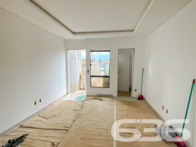 VENDE-SE GEMINADO SOBRADO COM 2 SUÍTES NO BAIRRO BOEHMERWALD
Descubra a perfeição em cada detalhe neste imóvel de 87,12m², projetado para oferecer conforto e estilo. Situado no coração do bairro Boehmerwald, este lar é um verdadeiro refúgio urbano, combinando design moderno com acabamentos de alta qualidade.
Com duas suítes espaçosas, banheiro social, sala de estar aconchegante, cozinha planejada e área de serviço funcional, cada espaço foi cuidadosamente pensado para maximizar o bem-estar. O piso inferior em cerâmica retificada e o superior em laminado adicionam um toque de elegância e praticidade.
O terreno de 112m² inclui uma área externa de 8m, ideal para momentos de lazer e confraternização, além de duas vagas de estacionamento com acabamento em brita e concreto. Destaque para o portão basculante de alumínio preto, que garante privacidade e segurança.
Localizado próximo à Milium, no bairro Boehmerwald, este imóvel está cercado por conveniências e facilidades, garantindo uma vida prática e confortável. A qualidade dos acabamentos, como massa corrida, azulejos retificados, janelas de vidro temperado e portas de madeira envernizadas, reflete o cuidado e a atenção aos detalhes.
A 636 Negócios Imobiliários tem o prazer de apresentar esta oportunidade única. Para mais informações e para agendar sua visita, entre em contato:
Telefone: (47) 3451-0636
WhatsApp: (47) 99190-0636
Não perca a chance de conhecer seu novo lar. Visite nosso site para mais opções: i636.com.br