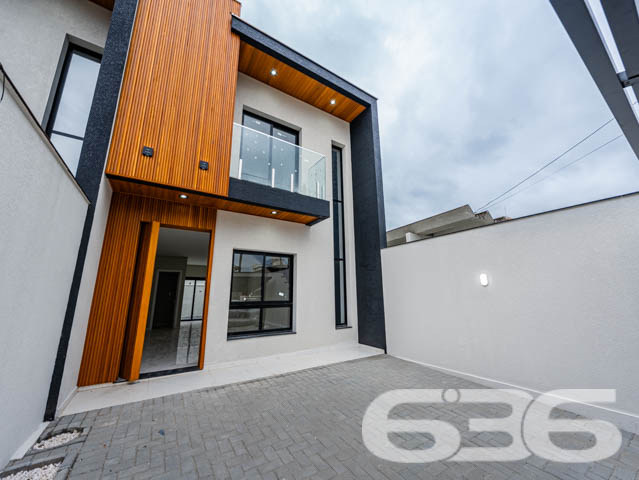 Descubra o encanto de viver bem em um dos bairros mais desejados de Joinville, com a garantia de qualidade e tradição da 636 Negócios Imobiliários. Apresentamos uma oportunidade única de investir em um belíssimo geminado localizado no coração do bairro Anita Garibaldi, uma região que combina a tranquilidade de uma vida residencial com a conveniência de acessos e serviços que só uma cidade planejada pode oferecer.

Este elegante geminado, com entrega prevista para novembro de 2024, foi projetado pensando no conforto e na modernidade. A construção nova está estrategicamente posicionada em um terreno com dimensões ideais para proporcionar um amplo espaço de lazer e convivência.

A residência se destaca por sua planta inteligentemente distribuída em dois pavimentos. No térreo, você encontrará duas vagas de garagem descobertas, liderando para uma generosa área externa privativa. A integração da cozinha, sala de jantar e estar oferece um ambiente acolhedor e perfeito para momentos em família ou entre amigos. Além disso, a área de serviço separada e um prático lavabo completam este nível.

Subindo para o pavimento superior, a propriedade continua a impressionar com três suítes, garantindo privacidade e conforto para todos os moradores. A suíte principal inclui uma varanda encantadora, ideal para desfrutar de momentos de relaxamento com vista para o bairro.

A construção deste imóvel segue os mais altos padrões de qualidade, com atenção aos detalhes que só a 636 Negócios Imobiliários poderia oferecer. Cada aspecto do geminado foi cuidadosamente escolhido para garantir uma residência que não apenas atenda, mas exceda as expectativas dos mais exigentes.

Este imóvel é ideal para quem busca uma vida com qualidade, espaço e segurança. As características incluem:

Área total construída com 2 garagens descobertas, 3 suítes com 3 banheiros completos;   
Área de festas, sala de estar e jantar, cozinha, lavabo, área de serviço e sacada;
Proximidade com serviços, comércios e áreas de lazer.
Viva o sonho de possuir uma casa no Anita Garibaldi, onde cada detalhe é pensado para seu bem-estar. Venha conhecer este projeto excepcional e descubra por que a 636 Negócios Imobiliários é reconhecida por sua excelência e confiabilidade no mercado imobiliário. Nosso compromisso é com sua satisfação total, oferecendo não apenas uma casa, mas um verdadeiro lar. Aguardamos seu contato para marcar uma visita e proporcionar a você a experiência completa que só este imóvel pode oferecer.
 
636 NEGÓCIOS IMOBILIÁRIOS: A SUA MELHOR ESCOLHA
Com mais de 30 anos de experiência, a 636 Negócios Imobiliários é sua parceira ideal para encontrar o imóvel perfeito. Estamos prontos para ajudá-lo a fazer deste imóvel o seu novo lar.
 
Telefone: (47) 3451-0636
WhatsApp: (47) 99190-0636
 
Não perca esta oportunidade única. Visite nosso site para mais informações: i636.com.br