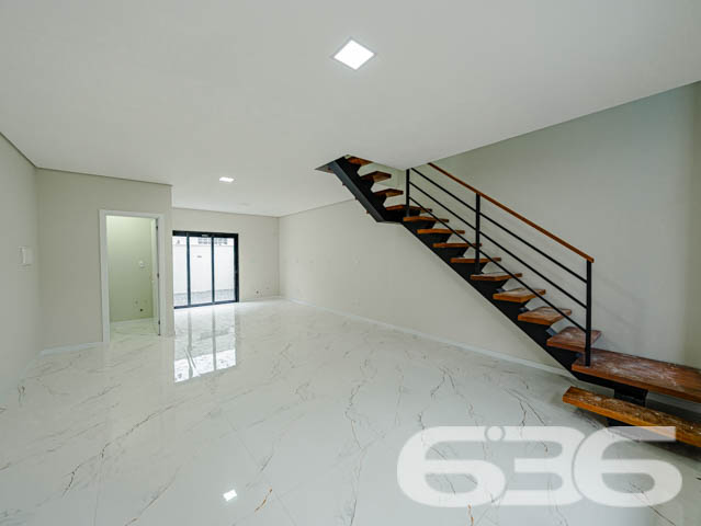 Descubra o encanto de viver bem em um dos bairros mais desejados de Joinville, com a garantia de qualidade e tradição da 636 Negócios Imobiliários. Apresentamos uma oportunidade única de investir em um belíssimo geminado localizado no coração do bairro Anita Garibaldi, uma região que combina a tranquilidade de uma vida residencial com a conveniência de acessos e serviços que só uma cidade planejada pode oferecer.

Este elegante geminado, com entrega prevista para novembro de 2024, foi projetado pensando no conforto e na modernidade. A construção nova está estrategicamente posicionada em um terreno com dimensões ideais para proporcionar um amplo espaço de lazer e convivência.

A residência se destaca por sua planta inteligentemente distribuída em dois pavimentos. No térreo, você encontrará duas vagas de garagem descobertas, liderando para uma generosa área externa privativa. A integração da cozinha, sala de jantar e estar oferece um ambiente acolhedor e perfeito para momentos em família ou entre amigos. Além disso, a área de serviço separada e um prático lavabo completam este nível.

Subindo para o pavimento superior, a propriedade continua a impressionar com três suítes, garantindo privacidade e conforto para todos os moradores. A suíte principal inclui uma varanda encantadora, ideal para desfrutar de momentos de relaxamento com vista para o bairro.

A construção deste imóvel segue os mais altos padrões de qualidade, com atenção aos detalhes que só a 636 Negócios Imobiliários poderia oferecer. Cada aspecto do geminado foi cuidadosamente escolhido para garantir uma residência que não apenas atenda, mas exceda as expectativas dos mais exigentes.

Este imóvel é ideal para quem busca uma vida com qualidade, espaço e segurança. As características incluem:

Área total construída com 2 garagens descobertas, 3 suítes com 3 banheiros completos;   
Área de festas, sala de estar e jantar, cozinha, lavabo, área de serviço e sacada;
Proximidade com serviços, comércios e áreas de lazer.
Viva o sonho de possuir uma casa no Anita Garibaldi, onde cada detalhe é pensado para seu bem-estar. Venha conhecer este projeto excepcional e descubra por que a 636 Negócios Imobiliários é reconhecida por sua excelência e confiabilidade no mercado imobiliário. Nosso compromisso é com sua satisfação total, oferecendo não apenas uma casa, mas um verdadeiro lar. Aguardamos seu contato para marcar uma visita e proporcionar a você a experiência completa que só este imóvel pode oferecer.
 
636 NEGÓCIOS IMOBILIÁRIOS: A SUA MELHOR ESCOLHA
Com mais de 30 anos de experiência, a 636 Negócios Imobiliários é sua parceira ideal para encontrar o imóvel perfeito. Estamos prontos para ajudá-lo a fazer deste imóvel o seu novo lar.
 
Telefone: (47) 3451-0636
WhatsApp: (47) 99190-0636
 
Não perca esta oportunidade única. Visite nosso site para mais informações: i636.com.br