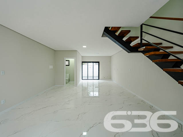 Descubra o encanto de viver bem em um dos bairros mais desejados de Joinville, com a garantia de qualidade e tradição da 636 Negócios Imobiliários. Apresentamos uma oportunidade única de investir em um belíssimo geminado localizado no coração do bairro Anita Garibaldi, uma região que combina a tranquilidade de uma vida residencial com a conveniência de acessos e serviços que só uma cidade planejada pode oferecer.

Este elegante geminado, com entrega prevista para novembro de 2024, foi projetado pensando no conforto e na modernidade. A construção nova está estrategicamente posicionada em um terreno com dimensões ideais para proporcionar um amplo espaço de lazer e convivência.

A residência se destaca por sua planta inteligentemente distribuída em dois pavimentos. No térreo, você encontrará duas vagas de garagem descobertas, liderando para uma generosa área externa privativa. A integração da cozinha, sala de jantar e estar oferece um ambiente acolhedor e perfeito para momentos em família ou entre amigos. Além disso, a área de serviço separada e um prático lavabo completam este nível.

Subindo para o pavimento superior, a propriedade continua a impressionar com três suítes, garantindo privacidade e conforto para todos os moradores. A suíte principal inclui uma varanda encantadora, ideal para desfrutar de momentos de relaxamento com vista para o bairro.

A construção deste imóvel segue os mais altos padrões de qualidade, com atenção aos detalhes que só a 636 Negócios Imobiliários poderia oferecer. Cada aspecto do geminado foi cuidadosamente escolhido para garantir uma residência que não apenas atenda, mas exceda as expectativas dos mais exigentes.

Este imóvel é ideal para quem busca uma vida com qualidade, espaço e segurança. As características incluem:

Área total construída com 2 garagens descobertas, 3 suítes com 3 banheiros completos;   
Área de festas, sala de estar e jantar, cozinha, lavabo, área de serviço e sacada;
Proximidade com serviços, comércios e áreas de lazer.
Viva o sonho de possuir uma casa no Anita Garibaldi, onde cada detalhe é pensado para seu bem-estar. Venha conhecer este projeto excepcional e descubra por que a 636 Negócios Imobiliários é reconhecida por sua excelência e confiabilidade no mercado imobiliário. Nosso compromisso é com sua satisfação total, oferecendo não apenas uma casa, mas um verdadeiro lar. Aguardamos seu contato para marcar uma visita e proporcionar a você a experiência completa que só este imóvel pode oferecer.
 
636 NEGÓCIOS IMOBILIÁRIOS: A SUA MELHOR ESCOLHA
Com mais de 30 anos de experiência, a 636 Negócios Imobiliários é sua parceira ideal para encontrar o imóvel perfeito. Estamos prontos para ajudá-lo a fazer deste imóvel o seu novo lar.
 
Telefone: (47) 3451-0636
WhatsApp: (47) 99190-0636
 
Não perca esta oportunidade única. Visite nosso site para mais informações: i636.com.br