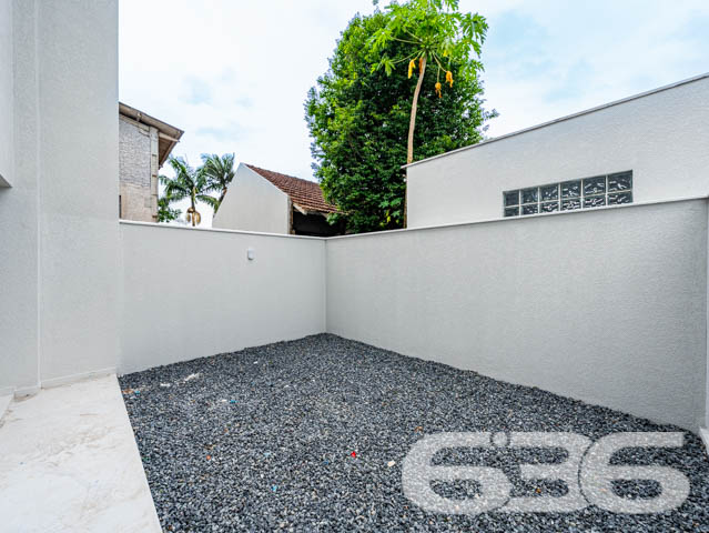 Descubra o encanto de viver bem em um dos bairros mais desejados de Joinville, com a garantia de qualidade e tradição da 636 Negócios Imobiliários. Apresentamos uma oportunidade única de investir em um belíssimo geminado localizado no coração do bairro Anita Garibaldi, uma região que combina a tranquilidade de uma vida residencial com a conveniência de acessos e serviços que só uma cidade planejada pode oferecer.

Este elegante geminado, com entrega prevista para novembro de 2024, foi projetado pensando no conforto e na modernidade. A construção nova está estrategicamente posicionada em um terreno com dimensões ideais para proporcionar um amplo espaço de lazer e convivência.

A residência se destaca por sua planta inteligentemente distribuída em dois pavimentos. No térreo, você encontrará duas vagas de garagem descobertas, liderando para uma generosa área externa privativa. A integração da cozinha, sala de jantar e estar oferece um ambiente acolhedor e perfeito para momentos em família ou entre amigos. Além disso, a área de serviço separada e um prático lavabo completam este nível.

Subindo para o pavimento superior, a propriedade continua a impressionar com três suítes, garantindo privacidade e conforto para todos os moradores. A suíte principal inclui uma varanda encantadora, ideal para desfrutar de momentos de relaxamento com vista para o bairro.

A construção deste imóvel segue os mais altos padrões de qualidade, com atenção aos detalhes que só a 636 Negócios Imobiliários poderia oferecer. Cada aspecto do geminado foi cuidadosamente escolhido para garantir uma residência que não apenas atenda, mas exceda as expectativas dos mais exigentes.

Este imóvel é ideal para quem busca uma vida com qualidade, espaço e segurança. As características incluem:

Área total construída com 2 garagens descobertas, 3 suítes com 3 banheiros completos;   
Área de festas, sala de estar e jantar, cozinha, lavabo, área de serviço e sacada;
Proximidade com serviços, comércios e áreas de lazer.
Viva o sonho de possuir uma casa no Anita Garibaldi, onde cada detalhe é pensado para seu bem-estar. Venha conhecer este projeto excepcional e descubra por que a 636 Negócios Imobiliários é reconhecida por sua excelência e confiabilidade no mercado imobiliário. Nosso compromisso é com sua satisfação total, oferecendo não apenas uma casa, mas um verdadeiro lar. Aguardamos seu contato para marcar uma visita e proporcionar a você a experiência completa que só este imóvel pode oferecer.
 
636 NEGÓCIOS IMOBILIÁRIOS: A SUA MELHOR ESCOLHA
Com mais de 30 anos de experiência, a 636 Negócios Imobiliários é sua parceira ideal para encontrar o imóvel perfeito. Estamos prontos para ajudá-lo a fazer deste imóvel o seu novo lar.
 
Telefone: (47) 3451-0636
WhatsApp: (47) 99190-0636
 
Não perca esta oportunidade única. Visite nosso site para mais informações: i636.com.br