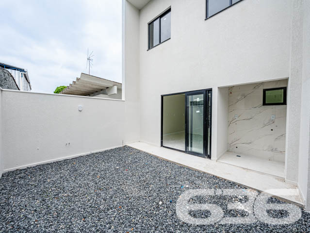 Descubra o encanto de viver bem em um dos bairros mais desejados de Joinville, com a garantia de qualidade e tradição da 636 Negócios Imobiliários. Apresentamos uma oportunidade única de investir em um belíssimo geminado localizado no coração do bairro Anita Garibaldi, uma região que combina a tranquilidade de uma vida residencial com a conveniência de acessos e serviços que só uma cidade planejada pode oferecer.

Este elegante geminado, com entrega prevista para novembro de 2024, foi projetado pensando no conforto e na modernidade. A construção nova está estrategicamente posicionada em um terreno com dimensões ideais para proporcionar um amplo espaço de lazer e convivência.

A residência se destaca por sua planta inteligentemente distribuída em dois pavimentos. No térreo, você encontrará duas vagas de garagem descobertas, liderando para uma generosa área externa privativa. A integração da cozinha, sala de jantar e estar oferece um ambiente acolhedor e perfeito para momentos em família ou entre amigos. Além disso, a área de serviço separada e um prático lavabo completam este nível.

Subindo para o pavimento superior, a propriedade continua a impressionar com três suítes, garantindo privacidade e conforto para todos os moradores. A suíte principal inclui uma varanda encantadora, ideal para desfrutar de momentos de relaxamento com vista para o bairro.

A construção deste imóvel segue os mais altos padrões de qualidade, com atenção aos detalhes que só a 636 Negócios Imobiliários poderia oferecer. Cada aspecto do geminado foi cuidadosamente escolhido para garantir uma residência que não apenas atenda, mas exceda as expectativas dos mais exigentes.

Este imóvel é ideal para quem busca uma vida com qualidade, espaço e segurança. As características incluem:

Área total construída com 2 garagens descobertas, 3 suítes com 3 banheiros completos;   
Área de festas, sala de estar e jantar, cozinha, lavabo, área de serviço e sacada;
Proximidade com serviços, comércios e áreas de lazer.
Viva o sonho de possuir uma casa no Anita Garibaldi, onde cada detalhe é pensado para seu bem-estar. Venha conhecer este projeto excepcional e descubra por que a 636 Negócios Imobiliários é reconhecida por sua excelência e confiabilidade no mercado imobiliário. Nosso compromisso é com sua satisfação total, oferecendo não apenas uma casa, mas um verdadeiro lar. Aguardamos seu contato para marcar uma visita e proporcionar a você a experiência completa que só este imóvel pode oferecer.
 
636 NEGÓCIOS IMOBILIÁRIOS: A SUA MELHOR ESCOLHA
Com mais de 30 anos de experiência, a 636 Negócios Imobiliários é sua parceira ideal para encontrar o imóvel perfeito. Estamos prontos para ajudá-lo a fazer deste imóvel o seu novo lar.
 
Telefone: (47) 3451-0636
WhatsApp: (47) 99190-0636
 
Não perca esta oportunidade única. Visite nosso site para mais informações: i636.com.br