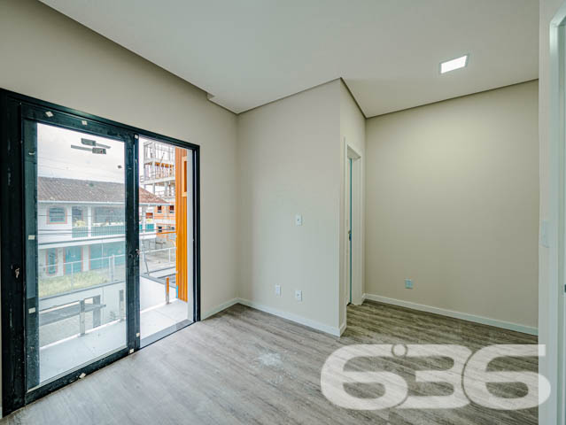 Descubra o encanto de viver bem em um dos bairros mais desejados de Joinville, com a garantia de qualidade e tradição da 636 Negócios Imobiliários. Apresentamos uma oportunidade única de investir em um belíssimo geminado localizado no coração do bairro Anita Garibaldi, uma região que combina a tranquilidade de uma vida residencial com a conveniência de acessos e serviços que só uma cidade planejada pode oferecer.

Este elegante geminado, com entrega prevista para novembro de 2024, foi projetado pensando no conforto e na modernidade. A construção nova está estrategicamente posicionada em um terreno com dimensões ideais para proporcionar um amplo espaço de lazer e convivência.

A residência se destaca por sua planta inteligentemente distribuída em dois pavimentos. No térreo, você encontrará duas vagas de garagem descobertas, liderando para uma generosa área externa privativa. A integração da cozinha, sala de jantar e estar oferece um ambiente acolhedor e perfeito para momentos em família ou entre amigos. Além disso, a área de serviço separada e um prático lavabo completam este nível.

Subindo para o pavimento superior, a propriedade continua a impressionar com três suítes, garantindo privacidade e conforto para todos os moradores. A suíte principal inclui uma varanda encantadora, ideal para desfrutar de momentos de relaxamento com vista para o bairro.

A construção deste imóvel segue os mais altos padrões de qualidade, com atenção aos detalhes que só a 636 Negócios Imobiliários poderia oferecer. Cada aspecto do geminado foi cuidadosamente escolhido para garantir uma residência que não apenas atenda, mas exceda as expectativas dos mais exigentes.

Este imóvel é ideal para quem busca uma vida com qualidade, espaço e segurança. As características incluem:

Área total construída com 2 garagens descobertas, 3 suítes com 3 banheiros completos;   
Área de festas, sala de estar e jantar, cozinha, lavabo, área de serviço e sacada;
Proximidade com serviços, comércios e áreas de lazer.
Viva o sonho de possuir uma casa no Anita Garibaldi, onde cada detalhe é pensado para seu bem-estar. Venha conhecer este projeto excepcional e descubra por que a 636 Negócios Imobiliários é reconhecida por sua excelência e confiabilidade no mercado imobiliário. Nosso compromisso é com sua satisfação total, oferecendo não apenas uma casa, mas um verdadeiro lar. Aguardamos seu contato para marcar uma visita e proporcionar a você a experiência completa que só este imóvel pode oferecer.
 
636 NEGÓCIOS IMOBILIÁRIOS: A SUA MELHOR ESCOLHA
Com mais de 30 anos de experiência, a 636 Negócios Imobiliários é sua parceira ideal para encontrar o imóvel perfeito. Estamos prontos para ajudá-lo a fazer deste imóvel o seu novo lar.
 
Telefone: (47) 3451-0636
WhatsApp: (47) 99190-0636
 
Não perca esta oportunidade única. Visite nosso site para mais informações: i636.com.br
