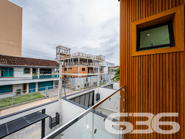Descubra o encanto de viver bem em um dos bairros mais desejados de Joinville, com a garantia de qualidade e tradição da 636 Negócios Imobiliários. Apresentamos uma oportunidade única de investir em um belíssimo geminado localizado no coração do bairro Anita Garibaldi, uma região que combina a tranquilidade de uma vida residencial com a conveniência de acessos e serviços que só uma cidade planejada pode oferecer.

Este elegante geminado, com entrega prevista para novembro de 2024, foi projetado pensando no conforto e na modernidade. A construção nova está estrategicamente posicionada em um terreno com dimensões ideais para proporcionar um amplo espaço de lazer e convivência.

A residência se destaca por sua planta inteligentemente distribuída em dois pavimentos. No térreo, você encontrará duas vagas de garagem descobertas, liderando para uma generosa área externa privativa. A integração da cozinha, sala de jantar e estar oferece um ambiente acolhedor e perfeito para momentos em família ou entre amigos. Além disso, a área de serviço separada e um prático lavabo completam este nível.

Subindo para o pavimento superior, a propriedade continua a impressionar com três suítes, garantindo privacidade e conforto para todos os moradores. A suíte principal inclui uma varanda encantadora, ideal para desfrutar de momentos de relaxamento com vista para o bairro.

A construção deste imóvel segue os mais altos padrões de qualidade, com atenção aos detalhes que só a 636 Negócios Imobiliários poderia oferecer. Cada aspecto do geminado foi cuidadosamente escolhido para garantir uma residência que não apenas atenda, mas exceda as expectativas dos mais exigentes.

Este imóvel é ideal para quem busca uma vida com qualidade, espaço e segurança. As características incluem:

Área total construída com 2 garagens descobertas, 3 suítes com 3 banheiros completos;   
Área de festas, sala de estar e jantar, cozinha, lavabo, área de serviço e sacada;
Proximidade com serviços, comércios e áreas de lazer.
Viva o sonho de possuir uma casa no Anita Garibaldi, onde cada detalhe é pensado para seu bem-estar. Venha conhecer este projeto excepcional e descubra por que a 636 Negócios Imobiliários é reconhecida por sua excelência e confiabilidade no mercado imobiliário. Nosso compromisso é com sua satisfação total, oferecendo não apenas uma casa, mas um verdadeiro lar. Aguardamos seu contato para marcar uma visita e proporcionar a você a experiência completa que só este imóvel pode oferecer.
 
636 NEGÓCIOS IMOBILIÁRIOS: A SUA MELHOR ESCOLHA
Com mais de 30 anos de experiência, a 636 Negócios Imobiliários é sua parceira ideal para encontrar o imóvel perfeito. Estamos prontos para ajudá-lo a fazer deste imóvel o seu novo lar.
 
Telefone: (47) 3451-0636
WhatsApp: (47) 99190-0636
 
Não perca esta oportunidade única. Visite nosso site para mais informações: i636.com.br