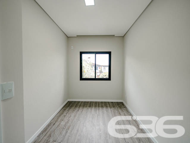 Descubra o encanto de viver bem em um dos bairros mais desejados de Joinville, com a garantia de qualidade e tradição da 636 Negócios Imobiliários. Apresentamos uma oportunidade única de investir em um belíssimo geminado localizado no coração do bairro Anita Garibaldi, uma região que combina a tranquilidade de uma vida residencial com a conveniência de acessos e serviços que só uma cidade planejada pode oferecer.

Este elegante geminado, com entrega prevista para novembro de 2024, foi projetado pensando no conforto e na modernidade. A construção nova está estrategicamente posicionada em um terreno com dimensões ideais para proporcionar um amplo espaço de lazer e convivência.

A residência se destaca por sua planta inteligentemente distribuída em dois pavimentos. No térreo, você encontrará duas vagas de garagem descobertas, liderando para uma generosa área externa privativa. A integração da cozinha, sala de jantar e estar oferece um ambiente acolhedor e perfeito para momentos em família ou entre amigos. Além disso, a área de serviço separada e um prático lavabo completam este nível.

Subindo para o pavimento superior, a propriedade continua a impressionar com três suítes, garantindo privacidade e conforto para todos os moradores. A suíte principal inclui uma varanda encantadora, ideal para desfrutar de momentos de relaxamento com vista para o bairro.

A construção deste imóvel segue os mais altos padrões de qualidade, com atenção aos detalhes que só a 636 Negócios Imobiliários poderia oferecer. Cada aspecto do geminado foi cuidadosamente escolhido para garantir uma residência que não apenas atenda, mas exceda as expectativas dos mais exigentes.

Este imóvel é ideal para quem busca uma vida com qualidade, espaço e segurança. As características incluem:

Área total construída com 2 garagens descobertas, 3 suítes com 3 banheiros completos;   
Área de festas, sala de estar e jantar, cozinha, lavabo, área de serviço e sacada;
Proximidade com serviços, comércios e áreas de lazer.
Viva o sonho de possuir uma casa no Anita Garibaldi, onde cada detalhe é pensado para seu bem-estar. Venha conhecer este projeto excepcional e descubra por que a 636 Negócios Imobiliários é reconhecida por sua excelência e confiabilidade no mercado imobiliário. Nosso compromisso é com sua satisfação total, oferecendo não apenas uma casa, mas um verdadeiro lar. Aguardamos seu contato para marcar uma visita e proporcionar a você a experiência completa que só este imóvel pode oferecer.
 
636 NEGÓCIOS IMOBILIÁRIOS: A SUA MELHOR ESCOLHA
Com mais de 30 anos de experiência, a 636 Negócios Imobiliários é sua parceira ideal para encontrar o imóvel perfeito. Estamos prontos para ajudá-lo a fazer deste imóvel o seu novo lar.
 
Telefone: (47) 3451-0636
WhatsApp: (47) 99190-0636
 
Não perca esta oportunidade única. Visite nosso site para mais informações: i636.com.br