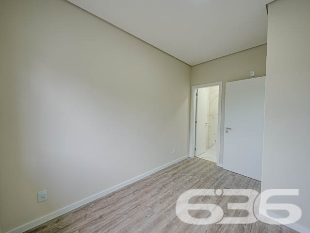 Descubra o encanto de viver bem em um dos bairros mais desejados de Joinville, com a garantia de qualidade e tradição da 636 Negócios Imobiliários. Apresentamos uma oportunidade única de investir em um belíssimo geminado localizado no coração do bairro Anita Garibaldi, uma região que combina a tranquilidade de uma vida residencial com a conveniência de acessos e serviços que só uma cidade planejada pode oferecer.

Este elegante geminado, com entrega prevista para novembro de 2024, foi projetado pensando no conforto e na modernidade. A construção nova está estrategicamente posicionada em um terreno com dimensões ideais para proporcionar um amplo espaço de lazer e convivência.

A residência se destaca por sua planta inteligentemente distribuída em dois pavimentos. No térreo, você encontrará duas vagas de garagem descobertas, liderando para uma generosa área externa privativa. A integração da cozinha, sala de jantar e estar oferece um ambiente acolhedor e perfeito para momentos em família ou entre amigos. Além disso, a área de serviço separada e um prático lavabo completam este nível.

Subindo para o pavimento superior, a propriedade continua a impressionar com três suítes, garantindo privacidade e conforto para todos os moradores. A suíte principal inclui uma varanda encantadora, ideal para desfrutar de momentos de relaxamento com vista para o bairro.

A construção deste imóvel segue os mais altos padrões de qualidade, com atenção aos detalhes que só a 636 Negócios Imobiliários poderia oferecer. Cada aspecto do geminado foi cuidadosamente escolhido para garantir uma residência que não apenas atenda, mas exceda as expectativas dos mais exigentes.

Este imóvel é ideal para quem busca uma vida com qualidade, espaço e segurança. As características incluem:

Área total construída com 2 garagens descobertas, 3 suítes com 3 banheiros completos;   
Área de festas, sala de estar e jantar, cozinha, lavabo, área de serviço e sacada;
Proximidade com serviços, comércios e áreas de lazer.
Viva o sonho de possuir uma casa no Anita Garibaldi, onde cada detalhe é pensado para seu bem-estar. Venha conhecer este projeto excepcional e descubra por que a 636 Negócios Imobiliários é reconhecida por sua excelência e confiabilidade no mercado imobiliário. Nosso compromisso é com sua satisfação total, oferecendo não apenas uma casa, mas um verdadeiro lar. Aguardamos seu contato para marcar uma visita e proporcionar a você a experiência completa que só este imóvel pode oferecer.
 
636 NEGÓCIOS IMOBILIÁRIOS: A SUA MELHOR ESCOLHA
Com mais de 30 anos de experiência, a 636 Negócios Imobiliários é sua parceira ideal para encontrar o imóvel perfeito. Estamos prontos para ajudá-lo a fazer deste imóvel o seu novo lar.
 
Telefone: (47) 3451-0636
WhatsApp: (47) 99190-0636
 
Não perca esta oportunidade única. Visite nosso site para mais informações: i636.com.br