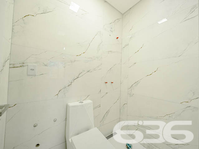 Descubra o encanto de viver bem em um dos bairros mais desejados de Joinville, com a garantia de qualidade e tradição da 636 Negócios Imobiliários. Apresentamos uma oportunidade única de investir em um belíssimo geminado localizado no coração do bairro Anita Garibaldi, uma região que combina a tranquilidade de uma vida residencial com a conveniência de acessos e serviços que só uma cidade planejada pode oferecer.

Este elegante geminado, com entrega prevista para novembro de 2024, foi projetado pensando no conforto e na modernidade. A construção nova está estrategicamente posicionada em um terreno com dimensões ideais para proporcionar um amplo espaço de lazer e convivência.

A residência se destaca por sua planta inteligentemente distribuída em dois pavimentos. No térreo, você encontrará duas vagas de garagem descobertas, liderando para uma generosa área externa privativa. A integração da cozinha, sala de jantar e estar oferece um ambiente acolhedor e perfeito para momentos em família ou entre amigos. Além disso, a área de serviço separada e um prático lavabo completam este nível.

Subindo para o pavimento superior, a propriedade continua a impressionar com três suítes, garantindo privacidade e conforto para todos os moradores. A suíte principal inclui uma varanda encantadora, ideal para desfrutar de momentos de relaxamento com vista para o bairro.

A construção deste imóvel segue os mais altos padrões de qualidade, com atenção aos detalhes que só a 636 Negócios Imobiliários poderia oferecer. Cada aspecto do geminado foi cuidadosamente escolhido para garantir uma residência que não apenas atenda, mas exceda as expectativas dos mais exigentes.

Este imóvel é ideal para quem busca uma vida com qualidade, espaço e segurança. As características incluem:

Área total construída com 2 garagens descobertas, 3 suítes com 3 banheiros completos;   
Área de festas, sala de estar e jantar, cozinha, lavabo, área de serviço e sacada;
Proximidade com serviços, comércios e áreas de lazer.
Viva o sonho de possuir uma casa no Anita Garibaldi, onde cada detalhe é pensado para seu bem-estar. Venha conhecer este projeto excepcional e descubra por que a 636 Negócios Imobiliários é reconhecida por sua excelência e confiabilidade no mercado imobiliário. Nosso compromisso é com sua satisfação total, oferecendo não apenas uma casa, mas um verdadeiro lar. Aguardamos seu contato para marcar uma visita e proporcionar a você a experiência completa que só este imóvel pode oferecer.
 
636 NEGÓCIOS IMOBILIÁRIOS: A SUA MELHOR ESCOLHA
Com mais de 30 anos de experiência, a 636 Negócios Imobiliários é sua parceira ideal para encontrar o imóvel perfeito. Estamos prontos para ajudá-lo a fazer deste imóvel o seu novo lar.
 
Telefone: (47) 3451-0636
WhatsApp: (47) 99190-0636
 
Não perca esta oportunidade única. Visite nosso site para mais informações: i636.com.br