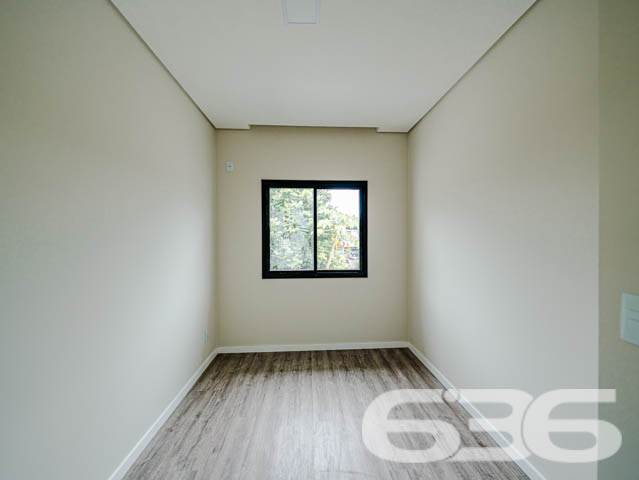 Descubra o encanto de viver bem em um dos bairros mais desejados de Joinville, com a garantia de qualidade e tradição da 636 Negócios Imobiliários. Apresentamos uma oportunidade única de investir em um belíssimo geminado localizado no coração do bairro Anita Garibaldi, uma região que combina a tranquilidade de uma vida residencial com a conveniência de acessos e serviços que só uma cidade planejada pode oferecer.

Este elegante geminado, com entrega prevista para novembro de 2024, foi projetado pensando no conforto e na modernidade. A construção nova está estrategicamente posicionada em um terreno com dimensões ideais para proporcionar um amplo espaço de lazer e convivência.

A residência se destaca por sua planta inteligentemente distribuída em dois pavimentos. No térreo, você encontrará duas vagas de garagem descobertas, liderando para uma generosa área externa privativa. A integração da cozinha, sala de jantar e estar oferece um ambiente acolhedor e perfeito para momentos em família ou entre amigos. Além disso, a área de serviço separada e um prático lavabo completam este nível.

Subindo para o pavimento superior, a propriedade continua a impressionar com três suítes, garantindo privacidade e conforto para todos os moradores. A suíte principal inclui uma varanda encantadora, ideal para desfrutar de momentos de relaxamento com vista para o bairro.

A construção deste imóvel segue os mais altos padrões de qualidade, com atenção aos detalhes que só a 636 Negócios Imobiliários poderia oferecer. Cada aspecto do geminado foi cuidadosamente escolhido para garantir uma residência que não apenas atenda, mas exceda as expectativas dos mais exigentes.

Este imóvel é ideal para quem busca uma vida com qualidade, espaço e segurança. As características incluem:

Área total construída com 2 garagens descobertas, 3 suítes com 3 banheiros completos;   
Área de festas, sala de estar e jantar, cozinha, lavabo, área de serviço e sacada;
Proximidade com serviços, comércios e áreas de lazer.
Viva o sonho de possuir uma casa no Anita Garibaldi, onde cada detalhe é pensado para seu bem-estar. Venha conhecer este projeto excepcional e descubra por que a 636 Negócios Imobiliários é reconhecida por sua excelência e confiabilidade no mercado imobiliário. Nosso compromisso é com sua satisfação total, oferecendo não apenas uma casa, mas um verdadeiro lar. Aguardamos seu contato para marcar uma visita e proporcionar a você a experiência completa que só este imóvel pode oferecer.
 
636 NEGÓCIOS IMOBILIÁRIOS: A SUA MELHOR ESCOLHA
Com mais de 30 anos de experiência, a 636 Negócios Imobiliários é sua parceira ideal para encontrar o imóvel perfeito. Estamos prontos para ajudá-lo a fazer deste imóvel o seu novo lar.
 
Telefone: (47) 3451-0636
WhatsApp: (47) 99190-0636
 
Não perca esta oportunidade única. Visite nosso site para mais informações: i636.com.br