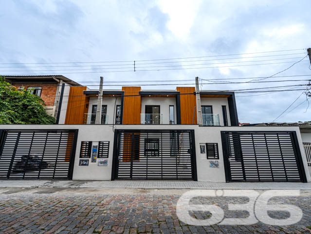 Descubra o encanto de viver bem em um dos bairros mais desejados de Joinville, com a garantia de qualidade e tradição da 636 Negócios Imobiliários. Apresentamos uma oportunidade única de investir em um belíssimo geminado localizado no coração do bairro Anita Garibaldi, uma região que combina a tranquilidade de uma vida residencial com a conveniência de acessos e serviços que só uma cidade planejada pode oferecer.

Este elegante geminado, com entrega prevista para novembro de 2024, foi projetado pensando no conforto e na modernidade. A construção nova está estrategicamente posicionada em um terreno com dimensões ideais para proporcionar um amplo espaço de lazer e convivência.

A residência se destaca por sua planta inteligentemente distribuída em dois pavimentos. No térreo, você encontrará duas vagas de garagem descobertas, liderando para uma generosa área externa privativa. A integração da cozinha, sala de jantar e estar oferece um ambiente acolhedor e perfeito para momentos em família ou entre amigos. Além disso, a área de serviço separada e um prático lavabo completam este nível.

Subindo para o pavimento superior, a propriedade continua a impressionar com três suítes, garantindo privacidade e conforto para todos os moradores. A suíte principal inclui uma varanda encantadora, ideal para desfrutar de momentos de relaxamento com vista para o bairro.

A construção deste imóvel segue os mais altos padrões de qualidade, com atenção aos detalhes que só a 636 Negócios Imobiliários poderia oferecer. Cada aspecto do geminado foi cuidadosamente escolhido para garantir uma residência que não apenas atenda, mas exceda as expectativas dos mais exigentes.

Este imóvel é ideal para quem busca uma vida com qualidade, espaço e segurança. As características incluem:

Área total construída com 2 garagens descobertas, 3 suítes com 3 banheiros completos;   
Área de festas, sala de estar e jantar, cozinha, lavabo, área de serviço e sacada;
Proximidade com serviços, comércios e áreas de lazer.
Viva o sonho de possuir uma casa no Anita Garibaldi, onde cada detalhe é pensado para seu bem-estar. Venha conhecer este projeto excepcional e descubra por que a 636 Negócios Imobiliários é reconhecida por sua excelência e confiabilidade no mercado imobiliário. Nosso compromisso é com sua satisfação total, oferecendo não apenas uma casa, mas um verdadeiro lar. Aguardamos seu contato para marcar uma visita e proporcionar a você a experiência completa que só este imóvel pode oferecer.
 
636 NEGÓCIOS IMOBILIÁRIOS: A SUA MELHOR ESCOLHA
Com mais de 30 anos de experiência, a 636 Negócios Imobiliários é sua parceira ideal para encontrar o imóvel perfeito. Estamos prontos para ajudá-lo a fazer deste imóvel o seu novo lar.
 
Telefone: (47) 3451-0636
WhatsApp: (47) 99190-0636
 
Não perca esta oportunidade única. Visite nosso site para mais informações: i636.com.br