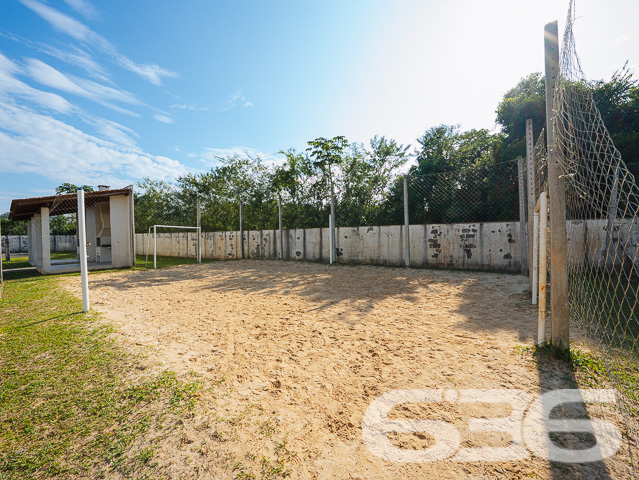 Descubra o equilíbrio perfeito entre tranquilidade e acessibilidade no Residencial, situado estrategicamente em Araquari, no bairro de Itinga. Esta residência térrea, tipo geminado, oferece 51,70m² de área construída, perfeita para quem busca praticidade e conforto em um só lugar.

Idealmente planejada para a vida moderna, a casa dispõe de dois confortáveis dormitórios, uma sala de estar ampla, e uma área de serviço prática. A cozinha, integrada com a copa e a sala, cria um ambiente acolhedor e funcional para o dia a dia. Completando a planta, um banheiro com acabamentos de qualidade, oferecendo conforto para toda a família.

O imóvel está localizado em um condomínio fechado que garante segurança e privacidade com portaria 24 horas e monitoramento privado. O condomínio não só é seguro como também é repleto de amenidades. Conta com uma piscina cristalina, ideal para os dias de calor, além de playground, campo de areia e quiosques, proporcionando lazer para todas as idades. Para celebrações e eventos, são disponibilizados salões de festas equipados para garantir a comodidade dos moradores.

Localizada em rua pavimentada e de fácil acesso, a propriedade está próxima a vias importantes, facilitando o deslocamento para diferentes pontos da cidade. Além disso, a proximidade com escolas, serviços públicos essenciais e transporte público enriquece ainda mais a qualidade de vida no local.

Animais de estimação são bem-vindos, tornando-o o lar ideal para toda a família.

Não perca a oportunidade de viver em um ambiente que combina segurança, lazer e conveniência. Venha conhecer o Residencial e descubra seu novo lar em Araquari. Para mais informações e agendamento de visitas, contate a 636 Negócios Imobiliários, sua parceira de confiança com mais de 30 anos de experiência no mercado imobiliário.
 
636 NEGÓCIOS IMOBILIÁRIOS: A SUA MELHOR ESCOLHA
Com mais de 30 anos de experiência, a 636 Negócios Imobiliários é sua parceira ideal para encontrar o imóvel perfeito. Estamos prontos para ajudá-lo a fazer deste imóvel o seu novo lar.
 
Telefone: (47) 3451-0636
WhatsApp: (47) 99190-0636
 
Não perca esta oportunidade única. Visite nosso site para mais informações: i636.com.br