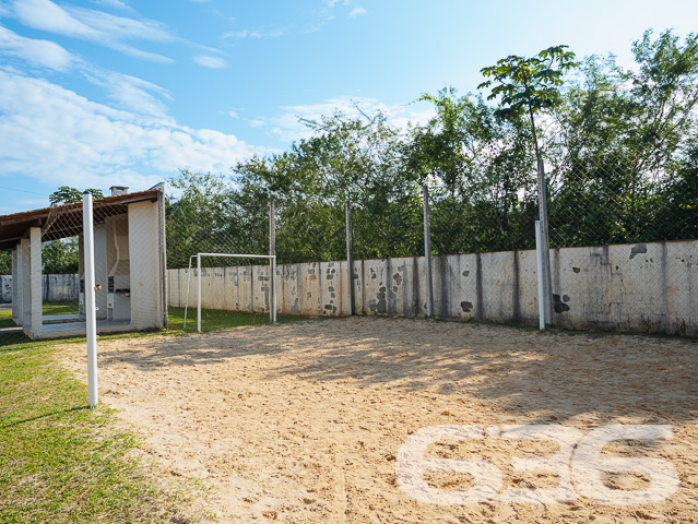 Descubra o equilíbrio perfeito entre tranquilidade e acessibilidade no Residencial, situado estrategicamente em Araquari, no bairro de Itinga. Esta residência térrea, tipo geminado, oferece 51,70m² de área construída, perfeita para quem busca praticidade e conforto em um só lugar.

Idealmente planejada para a vida moderna, a casa dispõe de dois confortáveis dormitórios, uma sala de estar ampla, e uma área de serviço prática. A cozinha, integrada com a copa e a sala, cria um ambiente acolhedor e funcional para o dia a dia. Completando a planta, um banheiro com acabamentos de qualidade, oferecendo conforto para toda a família.

O imóvel está localizado em um condomínio fechado que garante segurança e privacidade com portaria 24 horas e monitoramento privado. O condomínio não só é seguro como também é repleto de amenidades. Conta com uma piscina cristalina, ideal para os dias de calor, além de playground, campo de areia e quiosques, proporcionando lazer para todas as idades. Para celebrações e eventos, são disponibilizados salões de festas equipados para garantir a comodidade dos moradores.

Localizada em rua pavimentada e de fácil acesso, a propriedade está próxima a vias importantes, facilitando o deslocamento para diferentes pontos da cidade. Além disso, a proximidade com escolas, serviços públicos essenciais e transporte público enriquece ainda mais a qualidade de vida no local.

Animais de estimação são bem-vindos, tornando-o o lar ideal para toda a família.

Não perca a oportunidade de viver em um ambiente que combina segurança, lazer e conveniência. Venha conhecer o Residencial e descubra seu novo lar em Araquari. Para mais informações e agendamento de visitas, contate a 636 Negócios Imobiliários, sua parceira de confiança com mais de 30 anos de experiência no mercado imobiliário.
 
636 NEGÓCIOS IMOBILIÁRIOS: A SUA MELHOR ESCOLHA
Com mais de 30 anos de experiência, a 636 Negócios Imobiliários é sua parceira ideal para encontrar o imóvel perfeito. Estamos prontos para ajudá-lo a fazer deste imóvel o seu novo lar.
 
Telefone: (47) 3451-0636
WhatsApp: (47) 99190-0636
 
Não perca esta oportunidade única. Visite nosso site para mais informações: i636.com.br