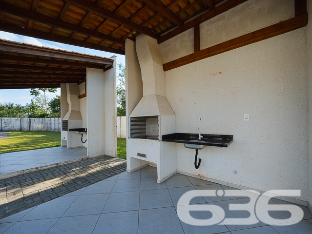Descubra o equilíbrio perfeito entre tranquilidade e acessibilidade no Residencial, situado estrategicamente em Araquari, no bairro de Itinga. Esta residência térrea, tipo geminado, oferece 51,70m² de área construída, perfeita para quem busca praticidade e conforto em um só lugar.

Idealmente planejada para a vida moderna, a casa dispõe de dois confortáveis dormitórios, uma sala de estar ampla, e uma área de serviço prática. A cozinha, integrada com a copa e a sala, cria um ambiente acolhedor e funcional para o dia a dia. Completando a planta, um banheiro com acabamentos de qualidade, oferecendo conforto para toda a família.

O imóvel está localizado em um condomínio fechado que garante segurança e privacidade com portaria 24 horas e monitoramento privado. O condomínio não só é seguro como também é repleto de amenidades. Conta com uma piscina cristalina, ideal para os dias de calor, além de playground, campo de areia e quiosques, proporcionando lazer para todas as idades. Para celebrações e eventos, são disponibilizados salões de festas equipados para garantir a comodidade dos moradores.

Localizada em rua pavimentada e de fácil acesso, a propriedade está próxima a vias importantes, facilitando o deslocamento para diferentes pontos da cidade. Além disso, a proximidade com escolas, serviços públicos essenciais e transporte público enriquece ainda mais a qualidade de vida no local.

Animais de estimação são bem-vindos, tornando-o o lar ideal para toda a família.

Não perca a oportunidade de viver em um ambiente que combina segurança, lazer e conveniência. Venha conhecer o Residencial e descubra seu novo lar em Araquari. Para mais informações e agendamento de visitas, contate a 636 Negócios Imobiliários, sua parceira de confiança com mais de 30 anos de experiência no mercado imobiliário.
 
636 NEGÓCIOS IMOBILIÁRIOS: A SUA MELHOR ESCOLHA
Com mais de 30 anos de experiência, a 636 Negócios Imobiliários é sua parceira ideal para encontrar o imóvel perfeito. Estamos prontos para ajudá-lo a fazer deste imóvel o seu novo lar.
 
Telefone: (47) 3451-0636
WhatsApp: (47) 99190-0636
 
Não perca esta oportunidade única. Visite nosso site para mais informações: i636.com.br