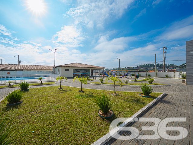Descubra o equilíbrio perfeito entre tranquilidade e acessibilidade no Residencial, situado estrategicamente em Araquari, no bairro de Itinga. Esta residência térrea, tipo geminado, oferece 51,70m² de área construída, perfeita para quem busca praticidade e conforto em um só lugar.

Idealmente planejada para a vida moderna, a casa dispõe de dois confortáveis dormitórios, uma sala de estar ampla, e uma área de serviço prática. A cozinha, integrada com a copa e a sala, cria um ambiente acolhedor e funcional para o dia a dia. Completando a planta, um banheiro com acabamentos de qualidade, oferecendo conforto para toda a família.

O imóvel está localizado em um condomínio fechado que garante segurança e privacidade com portaria 24 horas e monitoramento privado. O condomínio não só é seguro como também é repleto de amenidades. Conta com uma piscina cristalina, ideal para os dias de calor, além de playground, campo de areia e quiosques, proporcionando lazer para todas as idades. Para celebrações e eventos, são disponibilizados salões de festas equipados para garantir a comodidade dos moradores.

Localizada em rua pavimentada e de fácil acesso, a propriedade está próxima a vias importantes, facilitando o deslocamento para diferentes pontos da cidade. Além disso, a proximidade com escolas, serviços públicos essenciais e transporte público enriquece ainda mais a qualidade de vida no local.

Animais de estimação são bem-vindos, tornando-o o lar ideal para toda a família.

Não perca a oportunidade de viver em um ambiente que combina segurança, lazer e conveniência. Venha conhecer o Residencial e descubra seu novo lar em Araquari. Para mais informações e agendamento de visitas, contate a 636 Negócios Imobiliários, sua parceira de confiança com mais de 30 anos de experiência no mercado imobiliário.
 
636 NEGÓCIOS IMOBILIÁRIOS: A SUA MELHOR ESCOLHA
Com mais de 30 anos de experiência, a 636 Negócios Imobiliários é sua parceira ideal para encontrar o imóvel perfeito. Estamos prontos para ajudá-lo a fazer deste imóvel o seu novo lar.
 
Telefone: (47) 3451-0636
WhatsApp: (47) 99190-0636
 
Não perca esta oportunidade única. Visite nosso site para mais informações: i636.com.br