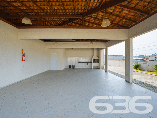 Descubra o equilíbrio perfeito entre tranquilidade e acessibilidade no Residencial, situado estrategicamente em Araquari, no bairro de Itinga. Esta residência térrea, tipo geminado, oferece 51,70m² de área construída, perfeita para quem busca praticidade e conforto em um só lugar.

Idealmente planejada para a vida moderna, a casa dispõe de dois confortáveis dormitórios, uma sala de estar ampla, e uma área de serviço prática. A cozinha, integrada com a copa e a sala, cria um ambiente acolhedor e funcional para o dia a dia. Completando a planta, um banheiro com acabamentos de qualidade, oferecendo conforto para toda a família.

O imóvel está localizado em um condomínio fechado que garante segurança e privacidade com portaria 24 horas e monitoramento privado. O condomínio não só é seguro como também é repleto de amenidades. Conta com uma piscina cristalina, ideal para os dias de calor, além de playground, campo de areia e quiosques, proporcionando lazer para todas as idades. Para celebrações e eventos, são disponibilizados salões de festas equipados para garantir a comodidade dos moradores.

Localizada em rua pavimentada e de fácil acesso, a propriedade está próxima a vias importantes, facilitando o deslocamento para diferentes pontos da cidade. Além disso, a proximidade com escolas, serviços públicos essenciais e transporte público enriquece ainda mais a qualidade de vida no local.

Animais de estimação são bem-vindos, tornando-o o lar ideal para toda a família.

Não perca a oportunidade de viver em um ambiente que combina segurança, lazer e conveniência. Venha conhecer o Residencial e descubra seu novo lar em Araquari. Para mais informações e agendamento de visitas, contate a 636 Negócios Imobiliários, sua parceira de confiança com mais de 30 anos de experiência no mercado imobiliário.
 
636 NEGÓCIOS IMOBILIÁRIOS: A SUA MELHOR ESCOLHA
Com mais de 30 anos de experiência, a 636 Negócios Imobiliários é sua parceira ideal para encontrar o imóvel perfeito. Estamos prontos para ajudá-lo a fazer deste imóvel o seu novo lar.
 
Telefone: (47) 3451-0636
WhatsApp: (47) 99190-0636
 
Não perca esta oportunidade única. Visite nosso site para mais informações: i636.com.br