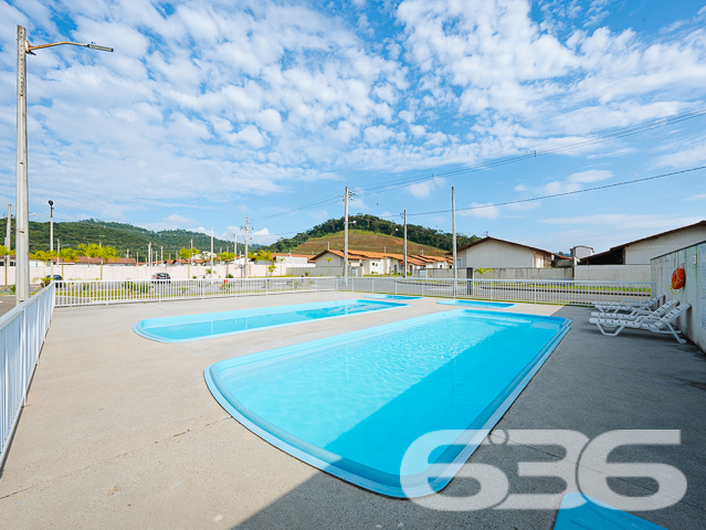 Descubra o equilíbrio perfeito entre tranquilidade e acessibilidade no Residencial, situado estrategicamente em Araquari, no bairro de Itinga. Esta residência térrea, tipo geminado, oferece 51,70m² de área construída, perfeita para quem busca praticidade e conforto em um só lugar.

Idealmente planejada para a vida moderna, a casa dispõe de dois confortáveis dormitórios, uma sala de estar ampla, e uma área de serviço prática. A cozinha, integrada com a copa e a sala, cria um ambiente acolhedor e funcional para o dia a dia. Completando a planta, um banheiro com acabamentos de qualidade, oferecendo conforto para toda a família.

O imóvel está localizado em um condomínio fechado que garante segurança e privacidade com portaria 24 horas e monitoramento privado. O condomínio não só é seguro como também é repleto de amenidades. Conta com uma piscina cristalina, ideal para os dias de calor, além de playground, campo de areia e quiosques, proporcionando lazer para todas as idades. Para celebrações e eventos, são disponibilizados salões de festas equipados para garantir a comodidade dos moradores.

Localizada em rua pavimentada e de fácil acesso, a propriedade está próxima a vias importantes, facilitando o deslocamento para diferentes pontos da cidade. Além disso, a proximidade com escolas, serviços públicos essenciais e transporte público enriquece ainda mais a qualidade de vida no local.

Animais de estimação são bem-vindos, tornando-o o lar ideal para toda a família.

Não perca a oportunidade de viver em um ambiente que combina segurança, lazer e conveniência. Venha conhecer o Residencial e descubra seu novo lar em Araquari. Para mais informações e agendamento de visitas, contate a 636 Negócios Imobiliários, sua parceira de confiança com mais de 30 anos de experiência no mercado imobiliário.
 
636 NEGÓCIOS IMOBILIÁRIOS: A SUA MELHOR ESCOLHA
Com mais de 30 anos de experiência, a 636 Negócios Imobiliários é sua parceira ideal para encontrar o imóvel perfeito. Estamos prontos para ajudá-lo a fazer deste imóvel o seu novo lar.
 
Telefone: (47) 3451-0636
WhatsApp: (47) 99190-0636
 
Não perca esta oportunidade única. Visite nosso site para mais informações: i636.com.br