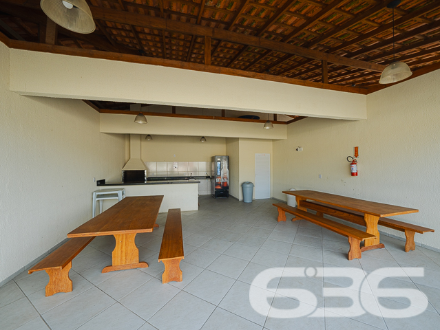 Descubra o equilíbrio perfeito entre tranquilidade e acessibilidade no Residencial, situado estrategicamente em Araquari, no bairro de Itinga. Esta residência térrea, tipo geminado, oferece 51,70m² de área construída, perfeita para quem busca praticidade e conforto em um só lugar.

Idealmente planejada para a vida moderna, a casa dispõe de dois confortáveis dormitórios, uma sala de estar ampla, e uma área de serviço prática. A cozinha, integrada com a copa e a sala, cria um ambiente acolhedor e funcional para o dia a dia. Completando a planta, um banheiro com acabamentos de qualidade, oferecendo conforto para toda a família.

O imóvel está localizado em um condomínio fechado que garante segurança e privacidade com portaria 24 horas e monitoramento privado. O condomínio não só é seguro como também é repleto de amenidades. Conta com uma piscina cristalina, ideal para os dias de calor, além de playground, campo de areia e quiosques, proporcionando lazer para todas as idades. Para celebrações e eventos, são disponibilizados salões de festas equipados para garantir a comodidade dos moradores.

Localizada em rua pavimentada e de fácil acesso, a propriedade está próxima a vias importantes, facilitando o deslocamento para diferentes pontos da cidade. Além disso, a proximidade com escolas, serviços públicos essenciais e transporte público enriquece ainda mais a qualidade de vida no local.

Animais de estimação são bem-vindos, tornando-o o lar ideal para toda a família.

Não perca a oportunidade de viver em um ambiente que combina segurança, lazer e conveniência. Venha conhecer o Residencial e descubra seu novo lar em Araquari. Para mais informações e agendamento de visitas, contate a 636 Negócios Imobiliários, sua parceira de confiança com mais de 30 anos de experiência no mercado imobiliário.
 
636 NEGÓCIOS IMOBILIÁRIOS: A SUA MELHOR ESCOLHA
Com mais de 30 anos de experiência, a 636 Negócios Imobiliários é sua parceira ideal para encontrar o imóvel perfeito. Estamos prontos para ajudá-lo a fazer deste imóvel o seu novo lar.
 
Telefone: (47) 3451-0636
WhatsApp: (47) 99190-0636
 
Não perca esta oportunidade única. Visite nosso site para mais informações: i636.com.br