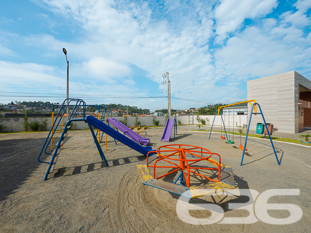Descubra o equilíbrio perfeito entre tranquilidade e acessibilidade no Residencial, situado estrategicamente em Araquari, no bairro de Itinga. Esta residência térrea, tipo geminado, oferece 51,70m² de área construída, perfeita para quem busca praticidade e conforto em um só lugar.

Idealmente planejada para a vida moderna, a casa dispõe de dois confortáveis dormitórios, uma sala de estar ampla, e uma área de serviço prática. A cozinha, integrada com a copa e a sala, cria um ambiente acolhedor e funcional para o dia a dia. Completando a planta, um banheiro com acabamentos de qualidade, oferecendo conforto para toda a família.

O imóvel está localizado em um condomínio fechado que garante segurança e privacidade com portaria 24 horas e monitoramento privado. O condomínio não só é seguro como também é repleto de amenidades. Conta com uma piscina cristalina, ideal para os dias de calor, além de playground, campo de areia e quiosques, proporcionando lazer para todas as idades. Para celebrações e eventos, são disponibilizados salões de festas equipados para garantir a comodidade dos moradores.

Localizada em rua pavimentada e de fácil acesso, a propriedade está próxima a vias importantes, facilitando o deslocamento para diferentes pontos da cidade. Além disso, a proximidade com escolas, serviços públicos essenciais e transporte público enriquece ainda mais a qualidade de vida no local.

Animais de estimação são bem-vindos, tornando-o o lar ideal para toda a família.

Não perca a oportunidade de viver em um ambiente que combina segurança, lazer e conveniência. Venha conhecer o Residencial e descubra seu novo lar em Araquari. Para mais informações e agendamento de visitas, contate a 636 Negócios Imobiliários, sua parceira de confiança com mais de 30 anos de experiência no mercado imobiliário.
 
636 NEGÓCIOS IMOBILIÁRIOS: A SUA MELHOR ESCOLHA
Com mais de 30 anos de experiência, a 636 Negócios Imobiliários é sua parceira ideal para encontrar o imóvel perfeito. Estamos prontos para ajudá-lo a fazer deste imóvel o seu novo lar.
 
Telefone: (47) 3451-0636
WhatsApp: (47) 99190-0636
 
Não perca esta oportunidade única. Visite nosso site para mais informações: i636.com.br