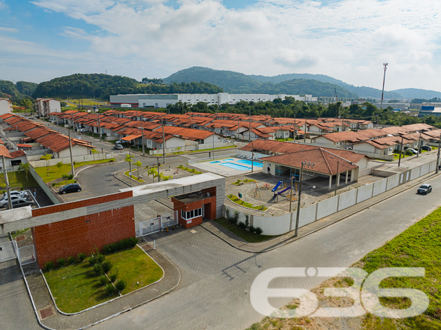 Descubra o equilíbrio perfeito entre tranquilidade e acessibilidade no Residencial, situado estrategicamente em Araquari, no bairro de Itinga. Esta residência térrea, tipo geminado, oferece 51,70m² de área construída, perfeita para quem busca praticidade e conforto em um só lugar.

Idealmente planejada para a vida moderna, a casa dispõe de dois confortáveis dormitórios, uma sala de estar ampla, e uma área de serviço prática. A cozinha, integrada com a copa e a sala, cria um ambiente acolhedor e funcional para o dia a dia. Completando a planta, um banheiro com acabamentos de qualidade, oferecendo conforto para toda a família.

O imóvel está localizado em um condomínio fechado que garante segurança e privacidade com portaria 24 horas e monitoramento privado. O condomínio não só é seguro como também é repleto de amenidades. Conta com uma piscina cristalina, ideal para os dias de calor, além de playground, campo de areia e quiosques, proporcionando lazer para todas as idades. Para celebrações e eventos, são disponibilizados salões de festas equipados para garantir a comodidade dos moradores.

Localizada em rua pavimentada e de fácil acesso, a propriedade está próxima a vias importantes, facilitando o deslocamento para diferentes pontos da cidade. Além disso, a proximidade com escolas, serviços públicos essenciais e transporte público enriquece ainda mais a qualidade de vida no local.

Animais de estimação são bem-vindos, tornando-o o lar ideal para toda a família.

Não perca a oportunidade de viver em um ambiente que combina segurança, lazer e conveniência. Venha conhecer o Residencial e descubra seu novo lar em Araquari. Para mais informações e agendamento de visitas, contate a 636 Negócios Imobiliários, sua parceira de confiança com mais de 30 anos de experiência no mercado imobiliário.
 
636 NEGÓCIOS IMOBILIÁRIOS: A SUA MELHOR ESCOLHA
Com mais de 30 anos de experiência, a 636 Negócios Imobiliários é sua parceira ideal para encontrar o imóvel perfeito. Estamos prontos para ajudá-lo a fazer deste imóvel o seu novo lar.
 
Telefone: (47) 3451-0636
WhatsApp: (47) 99190-0636
 
Não perca esta oportunidade única. Visite nosso site para mais informações: i636.com.br