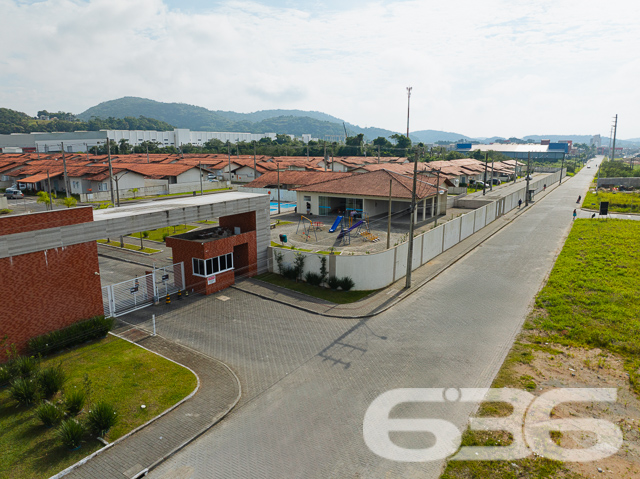 Descubra o equilíbrio perfeito entre tranquilidade e acessibilidade no Residencial, situado estrategicamente em Araquari, no bairro de Itinga. Esta residência térrea, tipo geminado, oferece 51,70m² de área construída, perfeita para quem busca praticidade e conforto em um só lugar.

Idealmente planejada para a vida moderna, a casa dispõe de dois confortáveis dormitórios, uma sala de estar ampla, e uma área de serviço prática. A cozinha, integrada com a copa e a sala, cria um ambiente acolhedor e funcional para o dia a dia. Completando a planta, um banheiro com acabamentos de qualidade, oferecendo conforto para toda a família.

O imóvel está localizado em um condomínio fechado que garante segurança e privacidade com portaria 24 horas e monitoramento privado. O condomínio não só é seguro como também é repleto de amenidades. Conta com uma piscina cristalina, ideal para os dias de calor, além de playground, campo de areia e quiosques, proporcionando lazer para todas as idades. Para celebrações e eventos, são disponibilizados salões de festas equipados para garantir a comodidade dos moradores.

Localizada em rua pavimentada e de fácil acesso, a propriedade está próxima a vias importantes, facilitando o deslocamento para diferentes pontos da cidade. Além disso, a proximidade com escolas, serviços públicos essenciais e transporte público enriquece ainda mais a qualidade de vida no local.

Animais de estimação são bem-vindos, tornando-o o lar ideal para toda a família.

Não perca a oportunidade de viver em um ambiente que combina segurança, lazer e conveniência. Venha conhecer o Residencial e descubra seu novo lar em Araquari. Para mais informações e agendamento de visitas, contate a 636 Negócios Imobiliários, sua parceira de confiança com mais de 30 anos de experiência no mercado imobiliário.
 
636 NEGÓCIOS IMOBILIÁRIOS: A SUA MELHOR ESCOLHA
Com mais de 30 anos de experiência, a 636 Negócios Imobiliários é sua parceira ideal para encontrar o imóvel perfeito. Estamos prontos para ajudá-lo a fazer deste imóvel o seu novo lar.
 
Telefone: (47) 3451-0636
WhatsApp: (47) 99190-0636
 
Não perca esta oportunidade única. Visite nosso site para mais informações: i636.com.br