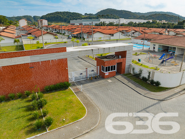 Descubra o equilíbrio perfeito entre tranquilidade e acessibilidade no Residencial, situado estrategicamente em Araquari, no bairro de Itinga. Esta residência térrea, tipo geminado, oferece 51,70m² de área construída, perfeita para quem busca praticidade e conforto em um só lugar.

Idealmente planejada para a vida moderna, a casa dispõe de dois confortáveis dormitórios, uma sala de estar ampla, e uma área de serviço prática. A cozinha, integrada com a copa e a sala, cria um ambiente acolhedor e funcional para o dia a dia. Completando a planta, um banheiro com acabamentos de qualidade, oferecendo conforto para toda a família.

O imóvel está localizado em um condomínio fechado que garante segurança e privacidade com portaria 24 horas e monitoramento privado. O condomínio não só é seguro como também é repleto de amenidades. Conta com uma piscina cristalina, ideal para os dias de calor, além de playground, campo de areia e quiosques, proporcionando lazer para todas as idades. Para celebrações e eventos, são disponibilizados salões de festas equipados para garantir a comodidade dos moradores.

Localizada em rua pavimentada e de fácil acesso, a propriedade está próxima a vias importantes, facilitando o deslocamento para diferentes pontos da cidade. Além disso, a proximidade com escolas, serviços públicos essenciais e transporte público enriquece ainda mais a qualidade de vida no local.

Animais de estimação são bem-vindos, tornando-o o lar ideal para toda a família.

Não perca a oportunidade de viver em um ambiente que combina segurança, lazer e conveniência. Venha conhecer o Residencial e descubra seu novo lar em Araquari. Para mais informações e agendamento de visitas, contate a 636 Negócios Imobiliários, sua parceira de confiança com mais de 30 anos de experiência no mercado imobiliário.
 
636 NEGÓCIOS IMOBILIÁRIOS: A SUA MELHOR ESCOLHA
Com mais de 30 anos de experiência, a 636 Negócios Imobiliários é sua parceira ideal para encontrar o imóvel perfeito. Estamos prontos para ajudá-lo a fazer deste imóvel o seu novo lar.
 
Telefone: (47) 3451-0636
WhatsApp: (47) 99190-0636
 
Não perca esta oportunidade única. Visite nosso site para mais informações: i636.com.br