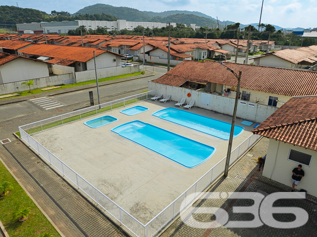 Descubra o equilíbrio perfeito entre tranquilidade e acessibilidade no Residencial, situado estrategicamente em Araquari, no bairro de Itinga. Esta residência térrea, tipo geminado, oferece 51,70m² de área construída, perfeita para quem busca praticidade e conforto em um só lugar.

Idealmente planejada para a vida moderna, a casa dispõe de dois confortáveis dormitórios, uma sala de estar ampla, e uma área de serviço prática. A cozinha, integrada com a copa e a sala, cria um ambiente acolhedor e funcional para o dia a dia. Completando a planta, um banheiro com acabamentos de qualidade, oferecendo conforto para toda a família.

O imóvel está localizado em um condomínio fechado que garante segurança e privacidade com portaria 24 horas e monitoramento privado. O condomínio não só é seguro como também é repleto de amenidades. Conta com uma piscina cristalina, ideal para os dias de calor, além de playground, campo de areia e quiosques, proporcionando lazer para todas as idades. Para celebrações e eventos, são disponibilizados salões de festas equipados para garantir a comodidade dos moradores.

Localizada em rua pavimentada e de fácil acesso, a propriedade está próxima a vias importantes, facilitando o deslocamento para diferentes pontos da cidade. Além disso, a proximidade com escolas, serviços públicos essenciais e transporte público enriquece ainda mais a qualidade de vida no local.

Animais de estimação são bem-vindos, tornando-o o lar ideal para toda a família.

Não perca a oportunidade de viver em um ambiente que combina segurança, lazer e conveniência. Venha conhecer o Residencial e descubra seu novo lar em Araquari. Para mais informações e agendamento de visitas, contate a 636 Negócios Imobiliários, sua parceira de confiança com mais de 30 anos de experiência no mercado imobiliário.
 
636 NEGÓCIOS IMOBILIÁRIOS: A SUA MELHOR ESCOLHA
Com mais de 30 anos de experiência, a 636 Negócios Imobiliários é sua parceira ideal para encontrar o imóvel perfeito. Estamos prontos para ajudá-lo a fazer deste imóvel o seu novo lar.
 
Telefone: (47) 3451-0636
WhatsApp: (47) 99190-0636
 
Não perca esta oportunidade única. Visite nosso site para mais informações: i636.com.br
