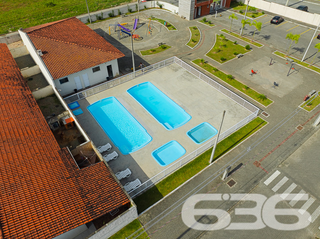 Descubra o equilíbrio perfeito entre tranquilidade e acessibilidade no Residencial, situado estrategicamente em Araquari, no bairro de Itinga. Esta residência térrea, tipo geminado, oferece 51,70m² de área construída, perfeita para quem busca praticidade e conforto em um só lugar.

Idealmente planejada para a vida moderna, a casa dispõe de dois confortáveis dormitórios, uma sala de estar ampla, e uma área de serviço prática. A cozinha, integrada com a copa e a sala, cria um ambiente acolhedor e funcional para o dia a dia. Completando a planta, um banheiro com acabamentos de qualidade, oferecendo conforto para toda a família.

O imóvel está localizado em um condomínio fechado que garante segurança e privacidade com portaria 24 horas e monitoramento privado. O condomínio não só é seguro como também é repleto de amenidades. Conta com uma piscina cristalina, ideal para os dias de calor, além de playground, campo de areia e quiosques, proporcionando lazer para todas as idades. Para celebrações e eventos, são disponibilizados salões de festas equipados para garantir a comodidade dos moradores.

Localizada em rua pavimentada e de fácil acesso, a propriedade está próxima a vias importantes, facilitando o deslocamento para diferentes pontos da cidade. Além disso, a proximidade com escolas, serviços públicos essenciais e transporte público enriquece ainda mais a qualidade de vida no local.

Animais de estimação são bem-vindos, tornando-o o lar ideal para toda a família.

Não perca a oportunidade de viver em um ambiente que combina segurança, lazer e conveniência. Venha conhecer o Residencial e descubra seu novo lar em Araquari. Para mais informações e agendamento de visitas, contate a 636 Negócios Imobiliários, sua parceira de confiança com mais de 30 anos de experiência no mercado imobiliário.
 
636 NEGÓCIOS IMOBILIÁRIOS: A SUA MELHOR ESCOLHA
Com mais de 30 anos de experiência, a 636 Negócios Imobiliários é sua parceira ideal para encontrar o imóvel perfeito. Estamos prontos para ajudá-lo a fazer deste imóvel o seu novo lar.
 
Telefone: (47) 3451-0636
WhatsApp: (47) 99190-0636
 
Não perca esta oportunidade única. Visite nosso site para mais informações: i636.com.br