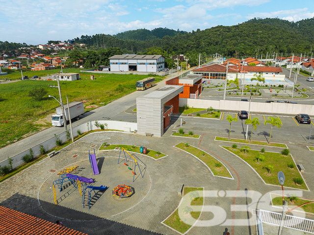 Descubra o equilíbrio perfeito entre tranquilidade e acessibilidade no Residencial, situado estrategicamente em Araquari, no bairro de Itinga. Esta residência térrea, tipo geminado, oferece 51,70m² de área construída, perfeita para quem busca praticidade e conforto em um só lugar.

Idealmente planejada para a vida moderna, a casa dispõe de dois confortáveis dormitórios, uma sala de estar ampla, e uma área de serviço prática. A cozinha, integrada com a copa e a sala, cria um ambiente acolhedor e funcional para o dia a dia. Completando a planta, um banheiro com acabamentos de qualidade, oferecendo conforto para toda a família.

O imóvel está localizado em um condomínio fechado que garante segurança e privacidade com portaria 24 horas e monitoramento privado. O condomínio não só é seguro como também é repleto de amenidades. Conta com uma piscina cristalina, ideal para os dias de calor, além de playground, campo de areia e quiosques, proporcionando lazer para todas as idades. Para celebrações e eventos, são disponibilizados salões de festas equipados para garantir a comodidade dos moradores.

Localizada em rua pavimentada e de fácil acesso, a propriedade está próxima a vias importantes, facilitando o deslocamento para diferentes pontos da cidade. Além disso, a proximidade com escolas, serviços públicos essenciais e transporte público enriquece ainda mais a qualidade de vida no local.

Animais de estimação são bem-vindos, tornando-o o lar ideal para toda a família.

Não perca a oportunidade de viver em um ambiente que combina segurança, lazer e conveniência. Venha conhecer o Residencial e descubra seu novo lar em Araquari. Para mais informações e agendamento de visitas, contate a 636 Negócios Imobiliários, sua parceira de confiança com mais de 30 anos de experiência no mercado imobiliário.
 
636 NEGÓCIOS IMOBILIÁRIOS: A SUA MELHOR ESCOLHA
Com mais de 30 anos de experiência, a 636 Negócios Imobiliários é sua parceira ideal para encontrar o imóvel perfeito. Estamos prontos para ajudá-lo a fazer deste imóvel o seu novo lar.
 
Telefone: (47) 3451-0636
WhatsApp: (47) 99190-0636
 
Não perca esta oportunidade única. Visite nosso site para mais informações: i636.com.br