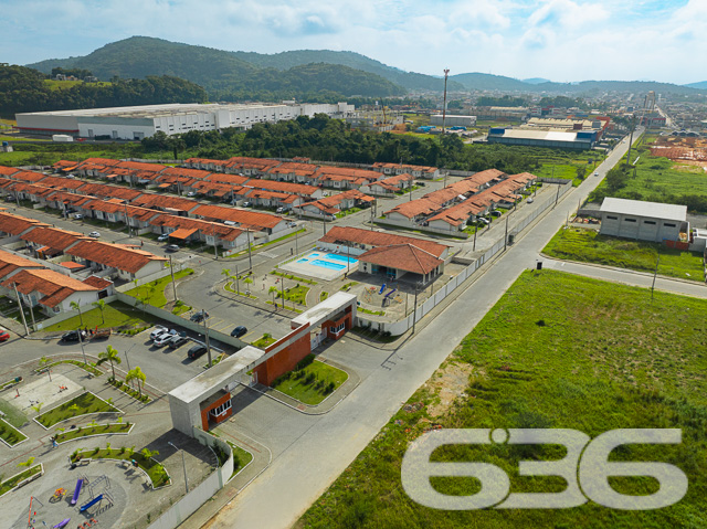 Descubra o equilíbrio perfeito entre tranquilidade e acessibilidade no Residencial, situado estrategicamente em Araquari, no bairro de Itinga. Esta residência térrea, tipo geminado, oferece 51,70m² de área construída, perfeita para quem busca praticidade e conforto em um só lugar.

Idealmente planejada para a vida moderna, a casa dispõe de dois confortáveis dormitórios, uma sala de estar ampla, e uma área de serviço prática. A cozinha, integrada com a copa e a sala, cria um ambiente acolhedor e funcional para o dia a dia. Completando a planta, um banheiro com acabamentos de qualidade, oferecendo conforto para toda a família.

O imóvel está localizado em um condomínio fechado que garante segurança e privacidade com portaria 24 horas e monitoramento privado. O condomínio não só é seguro como também é repleto de amenidades. Conta com uma piscina cristalina, ideal para os dias de calor, além de playground, campo de areia e quiosques, proporcionando lazer para todas as idades. Para celebrações e eventos, são disponibilizados salões de festas equipados para garantir a comodidade dos moradores.

Localizada em rua pavimentada e de fácil acesso, a propriedade está próxima a vias importantes, facilitando o deslocamento para diferentes pontos da cidade. Além disso, a proximidade com escolas, serviços públicos essenciais e transporte público enriquece ainda mais a qualidade de vida no local.

Animais de estimação são bem-vindos, tornando-o o lar ideal para toda a família.

Não perca a oportunidade de viver em um ambiente que combina segurança, lazer e conveniência. Venha conhecer o Residencial e descubra seu novo lar em Araquari. Para mais informações e agendamento de visitas, contate a 636 Negócios Imobiliários, sua parceira de confiança com mais de 30 anos de experiência no mercado imobiliário.
 
636 NEGÓCIOS IMOBILIÁRIOS: A SUA MELHOR ESCOLHA
Com mais de 30 anos de experiência, a 636 Negócios Imobiliários é sua parceira ideal para encontrar o imóvel perfeito. Estamos prontos para ajudá-lo a fazer deste imóvel o seu novo lar.
 
Telefone: (47) 3451-0636
WhatsApp: (47) 99190-0636
 
Não perca esta oportunidade única. Visite nosso site para mais informações: i636.com.br