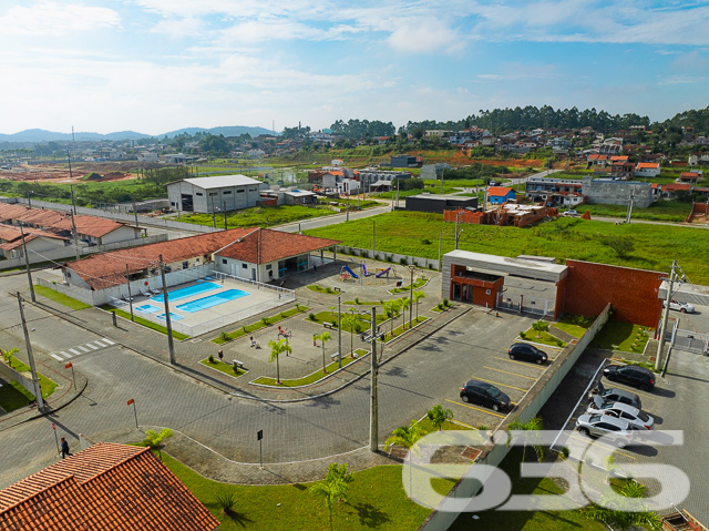 Descubra o equilíbrio perfeito entre tranquilidade e acessibilidade no Residencial, situado estrategicamente em Araquari, no bairro de Itinga. Esta residência térrea, tipo geminado, oferece 51,70m² de área construída, perfeita para quem busca praticidade e conforto em um só lugar.

Idealmente planejada para a vida moderna, a casa dispõe de dois confortáveis dormitórios, uma sala de estar ampla, e uma área de serviço prática. A cozinha, integrada com a copa e a sala, cria um ambiente acolhedor e funcional para o dia a dia. Completando a planta, um banheiro com acabamentos de qualidade, oferecendo conforto para toda a família.

O imóvel está localizado em um condomínio fechado que garante segurança e privacidade com portaria 24 horas e monitoramento privado. O condomínio não só é seguro como também é repleto de amenidades. Conta com uma piscina cristalina, ideal para os dias de calor, além de playground, campo de areia e quiosques, proporcionando lazer para todas as idades. Para celebrações e eventos, são disponibilizados salões de festas equipados para garantir a comodidade dos moradores.

Localizada em rua pavimentada e de fácil acesso, a propriedade está próxima a vias importantes, facilitando o deslocamento para diferentes pontos da cidade. Além disso, a proximidade com escolas, serviços públicos essenciais e transporte público enriquece ainda mais a qualidade de vida no local.

Animais de estimação são bem-vindos, tornando-o o lar ideal para toda a família.

Não perca a oportunidade de viver em um ambiente que combina segurança, lazer e conveniência. Venha conhecer o Residencial e descubra seu novo lar em Araquari. Para mais informações e agendamento de visitas, contate a 636 Negócios Imobiliários, sua parceira de confiança com mais de 30 anos de experiência no mercado imobiliário.
 
636 NEGÓCIOS IMOBILIÁRIOS: A SUA MELHOR ESCOLHA
Com mais de 30 anos de experiência, a 636 Negócios Imobiliários é sua parceira ideal para encontrar o imóvel perfeito. Estamos prontos para ajudá-lo a fazer deste imóvel o seu novo lar.
 
Telefone: (47) 3451-0636
WhatsApp: (47) 99190-0636
 
Não perca esta oportunidade única. Visite nosso site para mais informações: i636.com.br