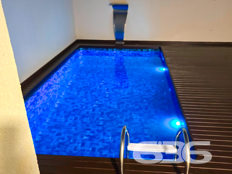 Descubra um novo estilo de vida em um dos sobrados geminados mais desejados de Joinville. Localizado no requintado bairro América, este imóvel promete entregar não apenas uma casa, mas um lar repleto de sofisticação e conforto. Previsto para entrega em setembro de 2024, este imóvelé perfeito para quem busca a combinação ideal entre design moderno e funcionalidade.
Projetada com uma arquitetura moderna e acabamentos de alta qualidade, esta propriedade está pronta para entrega em setembro de 2024.
O interior da casa é um verdadeiro reflexo de elegância e funcionalidade. As áreas de estar são amplas e integradas, com uma cozinha moderna que se estende para a sala de jantar e estar, criando um ambiente perfeito para o convívio familiar e entretenimento. O design interior é complementado por elementos em madeira e detalhes em mármore, proporcionando um toque de classe e sofisticação.
A casa dispõe de três suítes espaçosas, garantindo privacidade e conforto para todos os moradores. A área externa não é menos impressionante, contando com uma piscina privativa e uma área de festa com churrasqueira, perfeita para receber convidados e desfrutar de momentos ao ar livre.
Adicionais como garagem para dois carros, área de serviço, conexão com a internet, e permissão para animais, tornam esta casa não apenas um lugar para morar, mas um lar para crescer e criar laços duradouros.
Invista em um futuro de qualidade e conveniência. Venha conhecer seu novo lar no bairro América, um espaço onde cada detalhe é pensado para o seu conforto e bem-estar. Aguardamos seu contato para mais informações e para agendar uma visita a este esplêndido imóvel. A 636 Negócios Imobiliários está pronta para ajudá-lo a encontrar o lar dos seus sonhos com a garantia e a segurança que mais de 30 anos de experiência no mercado imobiliário podem oferecer.
636 NEGÓCIOS IMOBILIÁRIOS: A SUA MELHOR ESCOLHA
Com mais de 30 anos de experiência, a 636 Negócios Imobiliários é sua parceira ideal para encontrar o imóvel perfeito. Estamos prontos para ajudá-lo a fazer deste imóvel o seu novo lar.
Telefone: (47) 3451-0636
WhatsApp: (47) 99190-0636
Não perca esta oportunidade única. Visite nosso site para mais informações: i636.com.br
