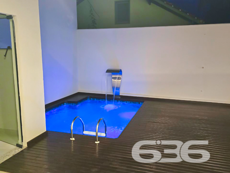 Descubra um novo estilo de vida em um dos sobrados geminados mais desejados de Joinville. Localizado no requintado bairro América, este imóvel promete entregar não apenas uma casa, mas um lar repleto de sofisticação e conforto. Previsto para entrega em setembro de 2024, este imóvelé perfeito para quem busca a combinação ideal entre design moderno e funcionalidade.
Projetada com uma arquitetura moderna e acabamentos de alta qualidade, esta propriedade está pronta para entrega em setembro de 2024.
O interior da casa é um verdadeiro reflexo de elegância e funcionalidade. As áreas de estar são amplas e integradas, com uma cozinha moderna que se estende para a sala de jantar e estar, criando um ambiente perfeito para o convívio familiar e entretenimento. O design interior é complementado por elementos em madeira e detalhes em mármore, proporcionando um toque de classe e sofisticação.
A casa dispõe de três suítes espaçosas, garantindo privacidade e conforto para todos os moradores. A área externa não é menos impressionante, contando com uma piscina privativa e uma área de festa com churrasqueira, perfeita para receber convidados e desfrutar de momentos ao ar livre.
Adicionais como garagem para dois carros, área de serviço, conexão com a internet, e permissão para animais, tornam esta casa não apenas um lugar para morar, mas um lar para crescer e criar laços duradouros.
Invista em um futuro de qualidade e conveniência. Venha conhecer seu novo lar no bairro América, um espaço onde cada detalhe é pensado para o seu conforto e bem-estar. Aguardamos seu contato para mais informações e para agendar uma visita a este esplêndido imóvel. A 636 Negócios Imobiliários está pronta para ajudá-lo a encontrar o lar dos seus sonhos com a garantia e a segurança que mais de 30 anos de experiência no mercado imobiliário podem oferecer.
636 NEGÓCIOS IMOBILIÁRIOS: A SUA MELHOR ESCOLHA
Com mais de 30 anos de experiência, a 636 Negócios Imobiliários é sua parceira ideal para encontrar o imóvel perfeito. Estamos prontos para ajudá-lo a fazer deste imóvel o seu novo lar.
Telefone: (47) 3451-0636
WhatsApp: (47) 99190-0636
Não perca esta oportunidade única. Visite nosso site para mais informações: i636.com.br