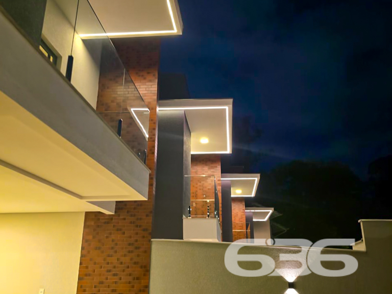 Descubra um novo estilo de vida em um dos sobrados geminados mais desejados de Joinville. Localizado no requintado bairro América, este imóvel promete entregar não apenas uma casa, mas um lar repleto de sofisticação e conforto. Previsto para entrega em setembro de 2024, este imóvelé perfeito para quem busca a combinação ideal entre design moderno e funcionalidade.
Projetada com uma arquitetura moderna e acabamentos de alta qualidade, esta propriedade está pronta para entrega em setembro de 2024.
O interior da casa é um verdadeiro reflexo de elegância e funcionalidade. As áreas de estar são amplas e integradas, com uma cozinha moderna que se estende para a sala de jantar e estar, criando um ambiente perfeito para o convívio familiar e entretenimento. O design interior é complementado por elementos em madeira e detalhes em mármore, proporcionando um toque de classe e sofisticação.
A casa dispõe de três suítes espaçosas, garantindo privacidade e conforto para todos os moradores. A área externa não é menos impressionante, contando com uma piscina privativa e uma área de festa com churrasqueira, perfeita para receber convidados e desfrutar de momentos ao ar livre.
Adicionais como garagem para dois carros, área de serviço, conexão com a internet, e permissão para animais, tornam esta casa não apenas um lugar para morar, mas um lar para crescer e criar laços duradouros.
Invista em um futuro de qualidade e conveniência. Venha conhecer seu novo lar no bairro América, um espaço onde cada detalhe é pensado para o seu conforto e bem-estar. Aguardamos seu contato para mais informações e para agendar uma visita a este esplêndido imóvel. A 636 Negócios Imobiliários está pronta para ajudá-lo a encontrar o lar dos seus sonhos com a garantia e a segurança que mais de 30 anos de experiência no mercado imobiliário podem oferecer.
636 NEGÓCIOS IMOBILIÁRIOS: A SUA MELHOR ESCOLHA
Com mais de 30 anos de experiência, a 636 Negócios Imobiliários é sua parceira ideal para encontrar o imóvel perfeito. Estamos prontos para ajudá-lo a fazer deste imóvel o seu novo lar.
Telefone: (47) 3451-0636
WhatsApp: (47) 99190-0636
Não perca esta oportunidade única. Visite nosso site para mais informações: i636.com.br