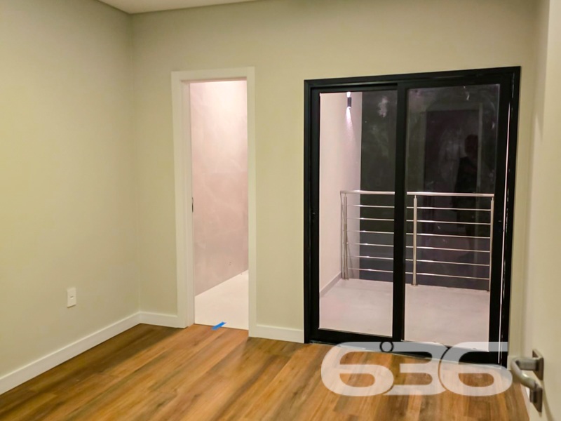 Descubra um novo estilo de vida em um dos sobrados geminados mais desejados de Joinville. Localizado no requintado bairro América, este imóvel promete entregar não apenas uma casa, mas um lar repleto de sofisticação e conforto. Previsto para entrega em setembro de 2024, este imóvelé perfeito para quem busca a combinação ideal entre design moderno e funcionalidade.
Projetada com uma arquitetura moderna e acabamentos de alta qualidade, esta propriedade está pronta para entrega em setembro de 2024.
O interior da casa é um verdadeiro reflexo de elegância e funcionalidade. As áreas de estar são amplas e integradas, com uma cozinha moderna que se estende para a sala de jantar e estar, criando um ambiente perfeito para o convívio familiar e entretenimento. O design interior é complementado por elementos em madeira e detalhes em mármore, proporcionando um toque de classe e sofisticação.
A casa dispõe de três suítes espaçosas, garantindo privacidade e conforto para todos os moradores. A área externa não é menos impressionante, contando com uma piscina privativa e uma área de festa com churrasqueira, perfeita para receber convidados e desfrutar de momentos ao ar livre.
Adicionais como garagem para dois carros, área de serviço, conexão com a internet, e permissão para animais, tornam esta casa não apenas um lugar para morar, mas um lar para crescer e criar laços duradouros.
Invista em um futuro de qualidade e conveniência. Venha conhecer seu novo lar no bairro América, um espaço onde cada detalhe é pensado para o seu conforto e bem-estar. Aguardamos seu contato para mais informações e para agendar uma visita a este esplêndido imóvel. A 636 Negócios Imobiliários está pronta para ajudá-lo a encontrar o lar dos seus sonhos com a garantia e a segurança que mais de 30 anos de experiência no mercado imobiliário podem oferecer.
636 NEGÓCIOS IMOBILIÁRIOS: A SUA MELHOR ESCOLHA
Com mais de 30 anos de experiência, a 636 Negócios Imobiliários é sua parceira ideal para encontrar o imóvel perfeito. Estamos prontos para ajudá-lo a fazer deste imóvel o seu novo lar.
Telefone: (47) 3451-0636
WhatsApp: (47) 99190-0636
Não perca esta oportunidade única. Visite nosso site para mais informações: i636.com.br