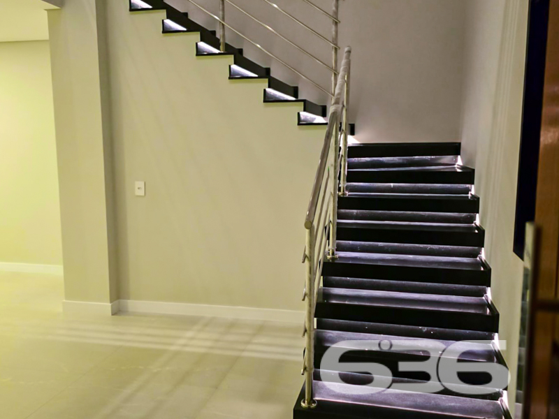Descubra um novo estilo de vida em um dos sobrados geminados mais desejados de Joinville. Localizado no requintado bairro América, este imóvel promete entregar não apenas uma casa, mas um lar repleto de sofisticação e conforto. Previsto para entrega em setembro de 2024, este imóvelé perfeito para quem busca a combinação ideal entre design moderno e funcionalidade.
Projetada com uma arquitetura moderna e acabamentos de alta qualidade, esta propriedade está pronta para entrega em setembro de 2024.
O interior da casa é um verdadeiro reflexo de elegância e funcionalidade. As áreas de estar são amplas e integradas, com uma cozinha moderna que se estende para a sala de jantar e estar, criando um ambiente perfeito para o convívio familiar e entretenimento. O design interior é complementado por elementos em madeira e detalhes em mármore, proporcionando um toque de classe e sofisticação.
A casa dispõe de três suítes espaçosas, garantindo privacidade e conforto para todos os moradores. A área externa não é menos impressionante, contando com uma piscina privativa e uma área de festa com churrasqueira, perfeita para receber convidados e desfrutar de momentos ao ar livre.
Adicionais como garagem para dois carros, área de serviço, conexão com a internet, e permissão para animais, tornam esta casa não apenas um lugar para morar, mas um lar para crescer e criar laços duradouros.
Invista em um futuro de qualidade e conveniência. Venha conhecer seu novo lar no bairro América, um espaço onde cada detalhe é pensado para o seu conforto e bem-estar. Aguardamos seu contato para mais informações e para agendar uma visita a este esplêndido imóvel. A 636 Negócios Imobiliários está pronta para ajudá-lo a encontrar o lar dos seus sonhos com a garantia e a segurança que mais de 30 anos de experiência no mercado imobiliário podem oferecer.
636 NEGÓCIOS IMOBILIÁRIOS: A SUA MELHOR ESCOLHA
Com mais de 30 anos de experiência, a 636 Negócios Imobiliários é sua parceira ideal para encontrar o imóvel perfeito. Estamos prontos para ajudá-lo a fazer deste imóvel o seu novo lar.
Telefone: (47) 3451-0636
WhatsApp: (47) 99190-0636
Não perca esta oportunidade única. Visite nosso site para mais informações: i636.com.br