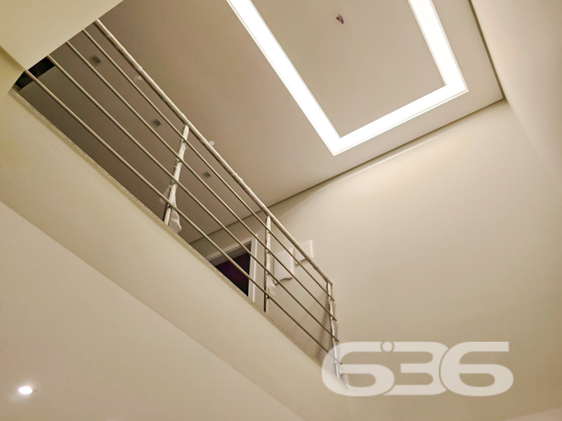Descubra um novo estilo de vida em um dos sobrados geminados mais desejados de Joinville. Localizado no requintado bairro América, este imóvel promete entregar não apenas uma casa, mas um lar repleto de sofisticação e conforto. Previsto para entrega em setembro de 2024, este imóvelé perfeito para quem busca a combinação ideal entre design moderno e funcionalidade.
Projetada com uma arquitetura moderna e acabamentos de alta qualidade, esta propriedade está pronta para entrega em setembro de 2024.
O interior da casa é um verdadeiro reflexo de elegância e funcionalidade. As áreas de estar são amplas e integradas, com uma cozinha moderna que se estende para a sala de jantar e estar, criando um ambiente perfeito para o convívio familiar e entretenimento. O design interior é complementado por elementos em madeira e detalhes em mármore, proporcionando um toque de classe e sofisticação.
A casa dispõe de três suítes espaçosas, garantindo privacidade e conforto para todos os moradores. A área externa não é menos impressionante, contando com uma piscina privativa e uma área de festa com churrasqueira, perfeita para receber convidados e desfrutar de momentos ao ar livre.
Adicionais como garagem para dois carros, área de serviço, conexão com a internet, e permissão para animais, tornam esta casa não apenas um lugar para morar, mas um lar para crescer e criar laços duradouros.
Invista em um futuro de qualidade e conveniência. Venha conhecer seu novo lar no bairro América, um espaço onde cada detalhe é pensado para o seu conforto e bem-estar. Aguardamos seu contato para mais informações e para agendar uma visita a este esplêndido imóvel. A 636 Negócios Imobiliários está pronta para ajudá-lo a encontrar o lar dos seus sonhos com a garantia e a segurança que mais de 30 anos de experiência no mercado imobiliário podem oferecer.
636 NEGÓCIOS IMOBILIÁRIOS: A SUA MELHOR ESCOLHA
Com mais de 30 anos de experiência, a 636 Negócios Imobiliários é sua parceira ideal para encontrar o imóvel perfeito. Estamos prontos para ajudá-lo a fazer deste imóvel o seu novo lar.
Telefone: (47) 3451-0636
WhatsApp: (47) 99190-0636
Não perca esta oportunidade única. Visite nosso site para mais informações: i636.com.br