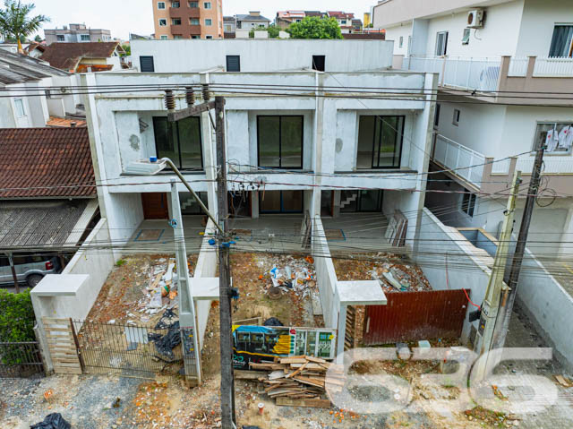 Descubra o Encanto de Morar no Coração de Joinville: Residência Geminada à Venda no Bairro Costa e Silva
Seja bem-vindo ao lar dos seus sonhos! Apresentamos um sofisticado sobrado geminado, oferecendo 112,50 m² de área construída, perfeitamente planejada para otimizar cada metro quadrado de conforto e estilo. Situado na dinâmica cidade de Joinville, no acolhedor bairro Costa e Silva, este imóvel é um verdadeiro refúgio urbano e com total acessibilidade a BR.
A residência destaca-se por sua localização privilegiada, com fácil acesso a vias principais, shopping centers, escolas, hospitais e todos os serviços públicos essenciais, facilitando o seu dia a dia.
Este imóvel geminado é composto por uma suíte com sacada, oferecendo uma vista encantadora e privativa. Conta também com dois dormitórios adicionais, ambos com infraestrutura para condicionadores de ar, garantindo conforto térmico o ano inteiro. A sala de estar é espaçosa e integrada a uma copa e cozinha moderna, ideal para momentos de descontração e convívio. Complementam o imóvel duas garagens, sendo uma coberta, duas elegantes casas de banho completas com acabamento de alto padrão em porcelanato de grandes formatos (1.20x1.20cm), e uma lavanderia independente.
O imóvel oferece acabamentos de alta qualidade, como massa corrida interna, textura projetada externamente, rebaixo de gesso em ambos os pisos, e cortineiros em todas as janelas. A escada é um show à parte, com revestimento em porcelanato e guarda-corpo de vidro, destacando-se no ambiente por sua elegância e modernidade.
Para os apreciadores de um bom churrasco e momentos ao ar livre, a área de festa é perfeita para reunir amigos e familiares. A infraestrutura para piscina já está pronta, esperando apenas a realização do seu projeto de lazer dos sonhos. Além disso, o imóvel é cercado, permitindo animais, o que o torna ideal para quem deseja viver com seus pets.
Invista em qualidade de vida e conforto. Venha conhecer este imóvel único e deixe-se encantar pela possibilidade de criar novas memórias em um espaço projetado para o bem-estar de sua família. A 636 Negócios Imobiliários está pronta para ajudá-lo a realizar seu sonho com a excelência e o cuidado que só mais de 30 anos de experiência no mercado imobiliário podem oferecer. Aguardamos seu contato para uma visita inesquecível!
636 NEGÓCIOS IMOBILIÁRIOS: A SUA MELHOR ESCOLHA
Com mais de 30 anos de experiência, a 636 Negócios Imobiliários é sua parceira ideal para encontrar o imóvel perfeito. Estamos prontos para ajudá-lo a fazer deste imóvel o seu novo lar.
Telefone: (47) 3451-0636
WhatsApp: (47) 99190-0636
Não perca esta oportunidade única. Visite nosso site para mais informações: i636.com.br