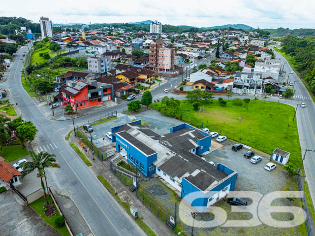 Descubra o Encanto de Morar no Coração de Joinville: Residência Geminada à Venda no Bairro Costa e Silva
Seja bem-vindo ao lar dos seus sonhos! Apresentamos um sofisticado sobrado geminado, oferecendo 112,50 m² de área construída, perfeitamente planejada para otimizar cada metro quadrado de conforto e estilo. Situado na dinâmica cidade de Joinville, no acolhedor bairro Costa e Silva, este imóvel é um verdadeiro refúgio urbano e com total acessibilidade a BR.
A residência destaca-se por sua localização privilegiada, com fácil acesso a vias principais, shopping centers, escolas, hospitais e todos os serviços públicos essenciais, facilitando o seu dia a dia.
Este imóvel geminado é composto por uma suíte com sacada, oferecendo uma vista encantadora e privativa. Conta também com dois dormitórios adicionais, ambos com infraestrutura para condicionadores de ar, garantindo conforto térmico o ano inteiro. A sala de estar é espaçosa e integrada a uma copa e cozinha moderna, ideal para momentos de descontração e convívio. Complementam o imóvel duas garagens, sendo uma coberta, duas elegantes casas de banho completas com acabamento de alto padrão em porcelanato de grandes formatos (1.20x1.20cm), e uma lavanderia independente.
O imóvel oferece acabamentos de alta qualidade, como massa corrida interna, textura projetada externamente, rebaixo de gesso em ambos os pisos, e cortineiros em todas as janelas. A escada é um show à parte, com revestimento em porcelanato e guarda-corpo de vidro, destacando-se no ambiente por sua elegância e modernidade.
Para os apreciadores de um bom churrasco e momentos ao ar livre, a área de festa é perfeita para reunir amigos e familiares. A infraestrutura para piscina já está pronta, esperando apenas a realização do seu projeto de lazer dos sonhos. Além disso, o imóvel é cercado, permitindo animais, o que o torna ideal para quem deseja viver com seus pets.
Invista em qualidade de vida e conforto. Venha conhecer este imóvel único e deixe-se encantar pela possibilidade de criar novas memórias em um espaço projetado para o bem-estar de sua família. A 636 Negócios Imobiliários está pronta para ajudá-lo a realizar seu sonho com a excelência e o cuidado que só mais de 30 anos de experiência no mercado imobiliário podem oferecer. Aguardamos seu contato para uma visita inesquecível!
636 NEGÓCIOS IMOBILIÁRIOS: A SUA MELHOR ESCOLHA
Com mais de 30 anos de experiência, a 636 Negócios Imobiliários é sua parceira ideal para encontrar o imóvel perfeito. Estamos prontos para ajudá-lo a fazer deste imóvel o seu novo lar.
Telefone: (47) 3451-0636
WhatsApp: (47) 99190-0636
Não perca esta oportunidade única. Visite nosso site para mais informações: i636.com.br