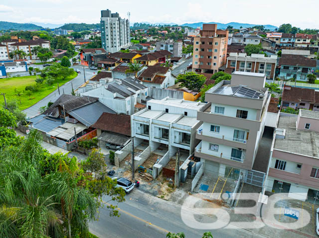 Descubra o Encanto de Morar no Coração de Joinville: Residência Geminada à Venda no Bairro Costa e Silva
Seja bem-vindo ao lar dos seus sonhos! Apresentamos um sofisticado sobrado geminado, oferecendo 112,50 m² de área construída, perfeitamente planejada para otimizar cada metro quadrado de conforto e estilo. Situado na dinâmica cidade de Joinville, no acolhedor bairro Costa e Silva, este imóvel é um verdadeiro refúgio urbano e com total acessibilidade a BR.
A residência destaca-se por sua localização privilegiada, com fácil acesso a vias principais, shopping centers, escolas, hospitais e todos os serviços públicos essenciais, facilitando o seu dia a dia.
Este imóvel geminado é composto por uma suíte com sacada, oferecendo uma vista encantadora e privativa. Conta também com dois dormitórios adicionais, ambos com infraestrutura para condicionadores de ar, garantindo conforto térmico o ano inteiro. A sala de estar é espaçosa e integrada a uma copa e cozinha moderna, ideal para momentos de descontração e convívio. Complementam o imóvel duas garagens, sendo uma coberta, duas elegantes casas de banho completas com acabamento de alto padrão em porcelanato de grandes formatos (1.20x1.20cm), e uma lavanderia independente.
O imóvel oferece acabamentos de alta qualidade, como massa corrida interna, textura projetada externamente, rebaixo de gesso em ambos os pisos, e cortineiros em todas as janelas. A escada é um show à parte, com revestimento em porcelanato e guarda-corpo de vidro, destacando-se no ambiente por sua elegância e modernidade.
Para os apreciadores de um bom churrasco e momentos ao ar livre, a área de festa é perfeita para reunir amigos e familiares. A infraestrutura para piscina já está pronta, esperando apenas a realização do seu projeto de lazer dos sonhos. Além disso, o imóvel é cercado, permitindo animais, o que o torna ideal para quem deseja viver com seus pets.
Invista em qualidade de vida e conforto. Venha conhecer este imóvel único e deixe-se encantar pela possibilidade de criar novas memórias em um espaço projetado para o bem-estar de sua família. A 636 Negócios Imobiliários está pronta para ajudá-lo a realizar seu sonho com a excelência e o cuidado que só mais de 30 anos de experiência no mercado imobiliário podem oferecer. Aguardamos seu contato para uma visita inesquecível!
636 NEGÓCIOS IMOBILIÁRIOS: A SUA MELHOR ESCOLHA
Com mais de 30 anos de experiência, a 636 Negócios Imobiliários é sua parceira ideal para encontrar o imóvel perfeito. Estamos prontos para ajudá-lo a fazer deste imóvel o seu novo lar.
Telefone: (47) 3451-0636
WhatsApp: (47) 99190-0636
Não perca esta oportunidade única. Visite nosso site para mais informações: i636.com.br