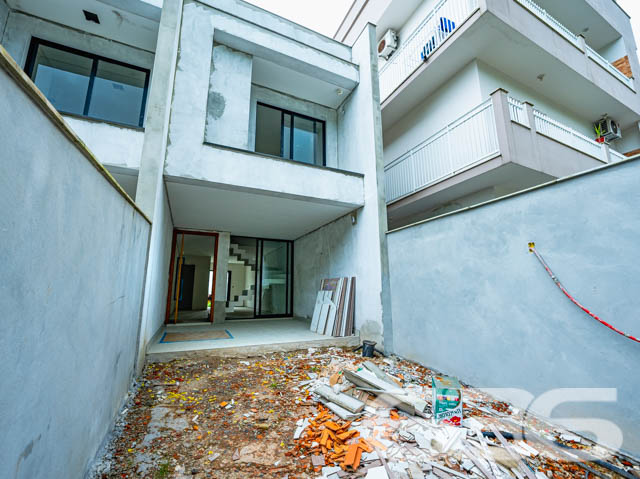 Descubra o Encanto de Morar no Coração de Joinville: Residência Geminada à Venda no Bairro Costa e Silva
Seja bem-vindo ao lar dos seus sonhos! Apresentamos um sofisticado sobrado geminado, oferecendo 112,50 m² de área construída, perfeitamente planejada para otimizar cada metro quadrado de conforto e estilo. Situado na dinâmica cidade de Joinville, no acolhedor bairro Costa e Silva, este imóvel é um verdadeiro refúgio urbano e com total acessibilidade a BR.
A residência destaca-se por sua localização privilegiada, com fácil acesso a vias principais, shopping centers, escolas, hospitais e todos os serviços públicos essenciais, facilitando o seu dia a dia.
Este imóvel geminado é composto por uma suíte com sacada, oferecendo uma vista encantadora e privativa. Conta também com dois dormitórios adicionais, ambos com infraestrutura para condicionadores de ar, garantindo conforto térmico o ano inteiro. A sala de estar é espaçosa e integrada a uma copa e cozinha moderna, ideal para momentos de descontração e convívio. Complementam o imóvel duas garagens, sendo uma coberta, duas elegantes casas de banho completas com acabamento de alto padrão em porcelanato de grandes formatos (1.20x1.20cm), e uma lavanderia independente.
O imóvel oferece acabamentos de alta qualidade, como massa corrida interna, textura projetada externamente, rebaixo de gesso em ambos os pisos, e cortineiros em todas as janelas. A escada é um show à parte, com revestimento em porcelanato e guarda-corpo de vidro, destacando-se no ambiente por sua elegância e modernidade.
Para os apreciadores de um bom churrasco e momentos ao ar livre, a área de festa é perfeita para reunir amigos e familiares. A infraestrutura para piscina já está pronta, esperando apenas a realização do seu projeto de lazer dos sonhos. Além disso, o imóvel é cercado, permitindo animais, o que o torna ideal para quem deseja viver com seus pets.
Invista em qualidade de vida e conforto. Venha conhecer este imóvel único e deixe-se encantar pela possibilidade de criar novas memórias em um espaço projetado para o bem-estar de sua família. A 636 Negócios Imobiliários está pronta para ajudá-lo a realizar seu sonho com a excelência e o cuidado que só mais de 30 anos de experiência no mercado imobiliário podem oferecer. Aguardamos seu contato para uma visita inesquecível!
636 NEGÓCIOS IMOBILIÁRIOS: A SUA MELHOR ESCOLHA
Com mais de 30 anos de experiência, a 636 Negócios Imobiliários é sua parceira ideal para encontrar o imóvel perfeito. Estamos prontos para ajudá-lo a fazer deste imóvel o seu novo lar.
Telefone: (47) 3451-0636
WhatsApp: (47) 99190-0636
Não perca esta oportunidade única. Visite nosso site para mais informações: i636.com.br