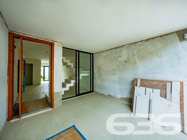 Descubra o Encanto de Morar no Coração de Joinville: Residência Geminada à Venda no Bairro Costa e Silva
Seja bem-vindo ao lar dos seus sonhos! Apresentamos um sofisticado sobrado geminado, oferecendo 112,50 m² de área construída, perfeitamente planejada para otimizar cada metro quadrado de conforto e estilo. Situado na dinâmica cidade de Joinville, no acolhedor bairro Costa e Silva, este imóvel é um verdadeiro refúgio urbano e com total acessibilidade a BR.
A residência destaca-se por sua localização privilegiada, com fácil acesso a vias principais, shopping centers, escolas, hospitais e todos os serviços públicos essenciais, facilitando o seu dia a dia.
Este imóvel geminado é composto por uma suíte com sacada, oferecendo uma vista encantadora e privativa. Conta também com dois dormitórios adicionais, ambos com infraestrutura para condicionadores de ar, garantindo conforto térmico o ano inteiro. A sala de estar é espaçosa e integrada a uma copa e cozinha moderna, ideal para momentos de descontração e convívio. Complementam o imóvel duas garagens, sendo uma coberta, duas elegantes casas de banho completas com acabamento de alto padrão em porcelanato de grandes formatos (1.20x1.20cm), e uma lavanderia independente.
O imóvel oferece acabamentos de alta qualidade, como massa corrida interna, textura projetada externamente, rebaixo de gesso em ambos os pisos, e cortineiros em todas as janelas. A escada é um show à parte, com revestimento em porcelanato e guarda-corpo de vidro, destacando-se no ambiente por sua elegância e modernidade.
Para os apreciadores de um bom churrasco e momentos ao ar livre, a área de festa é perfeita para reunir amigos e familiares. A infraestrutura para piscina já está pronta, esperando apenas a realização do seu projeto de lazer dos sonhos. Além disso, o imóvel é cercado, permitindo animais, o que o torna ideal para quem deseja viver com seus pets.
Invista em qualidade de vida e conforto. Venha conhecer este imóvel único e deixe-se encantar pela possibilidade de criar novas memórias em um espaço projetado para o bem-estar de sua família. A 636 Negócios Imobiliários está pronta para ajudá-lo a realizar seu sonho com a excelência e o cuidado que só mais de 30 anos de experiência no mercado imobiliário podem oferecer. Aguardamos seu contato para uma visita inesquecível!
636 NEGÓCIOS IMOBILIÁRIOS: A SUA MELHOR ESCOLHA
Com mais de 30 anos de experiência, a 636 Negócios Imobiliários é sua parceira ideal para encontrar o imóvel perfeito. Estamos prontos para ajudá-lo a fazer deste imóvel o seu novo lar.
Telefone: (47) 3451-0636
WhatsApp: (47) 99190-0636
Não perca esta oportunidade única. Visite nosso site para mais informações: i636.com.br