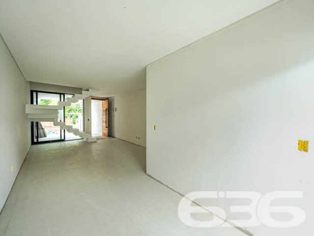 Descubra o Encanto de Morar no Coração de Joinville: Residência Geminada à Venda no Bairro Costa e Silva
Seja bem-vindo ao lar dos seus sonhos! Apresentamos um sofisticado sobrado geminado, oferecendo 112,50 m² de área construída, perfeitamente planejada para otimizar cada metro quadrado de conforto e estilo. Situado na dinâmica cidade de Joinville, no acolhedor bairro Costa e Silva, este imóvel é um verdadeiro refúgio urbano e com total acessibilidade a BR.
A residência destaca-se por sua localização privilegiada, com fácil acesso a vias principais, shopping centers, escolas, hospitais e todos os serviços públicos essenciais, facilitando o seu dia a dia.
Este imóvel geminado é composto por uma suíte com sacada, oferecendo uma vista encantadora e privativa. Conta também com dois dormitórios adicionais, ambos com infraestrutura para condicionadores de ar, garantindo conforto térmico o ano inteiro. A sala de estar é espaçosa e integrada a uma copa e cozinha moderna, ideal para momentos de descontração e convívio. Complementam o imóvel duas garagens, sendo uma coberta, duas elegantes casas de banho completas com acabamento de alto padrão em porcelanato de grandes formatos (1.20x1.20cm), e uma lavanderia independente.
O imóvel oferece acabamentos de alta qualidade, como massa corrida interna, textura projetada externamente, rebaixo de gesso em ambos os pisos, e cortineiros em todas as janelas. A escada é um show à parte, com revestimento em porcelanato e guarda-corpo de vidro, destacando-se no ambiente por sua elegância e modernidade.
Para os apreciadores de um bom churrasco e momentos ao ar livre, a área de festa é perfeita para reunir amigos e familiares. A infraestrutura para piscina já está pronta, esperando apenas a realização do seu projeto de lazer dos sonhos. Além disso, o imóvel é cercado, permitindo animais, o que o torna ideal para quem deseja viver com seus pets.
Invista em qualidade de vida e conforto. Venha conhecer este imóvel único e deixe-se encantar pela possibilidade de criar novas memórias em um espaço projetado para o bem-estar de sua família. A 636 Negócios Imobiliários está pronta para ajudá-lo a realizar seu sonho com a excelência e o cuidado que só mais de 30 anos de experiência no mercado imobiliário podem oferecer. Aguardamos seu contato para uma visita inesquecível!
636 NEGÓCIOS IMOBILIÁRIOS: A SUA MELHOR ESCOLHA
Com mais de 30 anos de experiência, a 636 Negócios Imobiliários é sua parceira ideal para encontrar o imóvel perfeito. Estamos prontos para ajudá-lo a fazer deste imóvel o seu novo lar.
Telefone: (47) 3451-0636
WhatsApp: (47) 99190-0636
Não perca esta oportunidade única. Visite nosso site para mais informações: i636.com.br