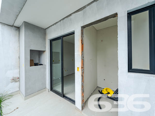 Descubra o Encanto de Morar no Coração de Joinville: Residência Geminada à Venda no Bairro Costa e Silva
Seja bem-vindo ao lar dos seus sonhos! Apresentamos um sofisticado sobrado geminado, oferecendo 112,50 m² de área construída, perfeitamente planejada para otimizar cada metro quadrado de conforto e estilo. Situado na dinâmica cidade de Joinville, no acolhedor bairro Costa e Silva, este imóvel é um verdadeiro refúgio urbano e com total acessibilidade a BR.
A residência destaca-se por sua localização privilegiada, com fácil acesso a vias principais, shopping centers, escolas, hospitais e todos os serviços públicos essenciais, facilitando o seu dia a dia.
Este imóvel geminado é composto por uma suíte com sacada, oferecendo uma vista encantadora e privativa. Conta também com dois dormitórios adicionais, ambos com infraestrutura para condicionadores de ar, garantindo conforto térmico o ano inteiro. A sala de estar é espaçosa e integrada a uma copa e cozinha moderna, ideal para momentos de descontração e convívio. Complementam o imóvel duas garagens, sendo uma coberta, duas elegantes casas de banho completas com acabamento de alto padrão em porcelanato de grandes formatos (1.20x1.20cm), e uma lavanderia independente.
O imóvel oferece acabamentos de alta qualidade, como massa corrida interna, textura projetada externamente, rebaixo de gesso em ambos os pisos, e cortineiros em todas as janelas. A escada é um show à parte, com revestimento em porcelanato e guarda-corpo de vidro, destacando-se no ambiente por sua elegância e modernidade.
Para os apreciadores de um bom churrasco e momentos ao ar livre, a área de festa é perfeita para reunir amigos e familiares. A infraestrutura para piscina já está pronta, esperando apenas a realização do seu projeto de lazer dos sonhos. Além disso, o imóvel é cercado, permitindo animais, o que o torna ideal para quem deseja viver com seus pets.
Invista em qualidade de vida e conforto. Venha conhecer este imóvel único e deixe-se encantar pela possibilidade de criar novas memórias em um espaço projetado para o bem-estar de sua família. A 636 Negócios Imobiliários está pronta para ajudá-lo a realizar seu sonho com a excelência e o cuidado que só mais de 30 anos de experiência no mercado imobiliário podem oferecer. Aguardamos seu contato para uma visita inesquecível!
636 NEGÓCIOS IMOBILIÁRIOS: A SUA MELHOR ESCOLHA
Com mais de 30 anos de experiência, a 636 Negócios Imobiliários é sua parceira ideal para encontrar o imóvel perfeito. Estamos prontos para ajudá-lo a fazer deste imóvel o seu novo lar.
Telefone: (47) 3451-0636
WhatsApp: (47) 99190-0636
Não perca esta oportunidade única. Visite nosso site para mais informações: i636.com.br