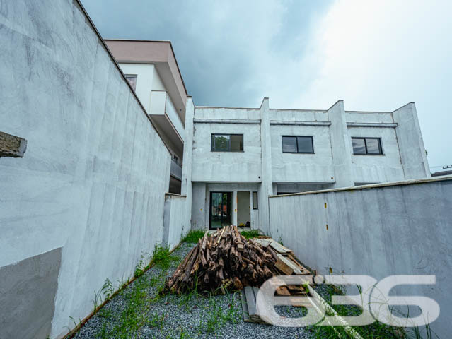 Descubra o Encanto de Morar no Coração de Joinville: Residência Geminada à Venda no Bairro Costa e Silva
Seja bem-vindo ao lar dos seus sonhos! Apresentamos um sofisticado sobrado geminado, oferecendo 112,50 m² de área construída, perfeitamente planejada para otimizar cada metro quadrado de conforto e estilo. Situado na dinâmica cidade de Joinville, no acolhedor bairro Costa e Silva, este imóvel é um verdadeiro refúgio urbano e com total acessibilidade a BR.
A residência destaca-se por sua localização privilegiada, com fácil acesso a vias principais, shopping centers, escolas, hospitais e todos os serviços públicos essenciais, facilitando o seu dia a dia.
Este imóvel geminado é composto por uma suíte com sacada, oferecendo uma vista encantadora e privativa. Conta também com dois dormitórios adicionais, ambos com infraestrutura para condicionadores de ar, garantindo conforto térmico o ano inteiro. A sala de estar é espaçosa e integrada a uma copa e cozinha moderna, ideal para momentos de descontração e convívio. Complementam o imóvel duas garagens, sendo uma coberta, duas elegantes casas de banho completas com acabamento de alto padrão em porcelanato de grandes formatos (1.20x1.20cm), e uma lavanderia independente.
O imóvel oferece acabamentos de alta qualidade, como massa corrida interna, textura projetada externamente, rebaixo de gesso em ambos os pisos, e cortineiros em todas as janelas. A escada é um show à parte, com revestimento em porcelanato e guarda-corpo de vidro, destacando-se no ambiente por sua elegância e modernidade.
Para os apreciadores de um bom churrasco e momentos ao ar livre, a área de festa é perfeita para reunir amigos e familiares. A infraestrutura para piscina já está pronta, esperando apenas a realização do seu projeto de lazer dos sonhos. Além disso, o imóvel é cercado, permitindo animais, o que o torna ideal para quem deseja viver com seus pets.
Invista em qualidade de vida e conforto. Venha conhecer este imóvel único e deixe-se encantar pela possibilidade de criar novas memórias em um espaço projetado para o bem-estar de sua família. A 636 Negócios Imobiliários está pronta para ajudá-lo a realizar seu sonho com a excelência e o cuidado que só mais de 30 anos de experiência no mercado imobiliário podem oferecer. Aguardamos seu contato para uma visita inesquecível!
636 NEGÓCIOS IMOBILIÁRIOS: A SUA MELHOR ESCOLHA
Com mais de 30 anos de experiência, a 636 Negócios Imobiliários é sua parceira ideal para encontrar o imóvel perfeito. Estamos prontos para ajudá-lo a fazer deste imóvel o seu novo lar.
Telefone: (47) 3451-0636
WhatsApp: (47) 99190-0636
Não perca esta oportunidade única. Visite nosso site para mais informações: i636.com.br