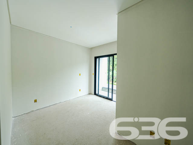 Descubra o Encanto de Morar no Coração de Joinville: Residência Geminada à Venda no Bairro Costa e Silva
Seja bem-vindo ao lar dos seus sonhos! Apresentamos um sofisticado sobrado geminado, oferecendo 112,50 m² de área construída, perfeitamente planejada para otimizar cada metro quadrado de conforto e estilo. Situado na dinâmica cidade de Joinville, no acolhedor bairro Costa e Silva, este imóvel é um verdadeiro refúgio urbano e com total acessibilidade a BR.
A residência destaca-se por sua localização privilegiada, com fácil acesso a vias principais, shopping centers, escolas, hospitais e todos os serviços públicos essenciais, facilitando o seu dia a dia.
Este imóvel geminado é composto por uma suíte com sacada, oferecendo uma vista encantadora e privativa. Conta também com dois dormitórios adicionais, ambos com infraestrutura para condicionadores de ar, garantindo conforto térmico o ano inteiro. A sala de estar é espaçosa e integrada a uma copa e cozinha moderna, ideal para momentos de descontração e convívio. Complementam o imóvel duas garagens, sendo uma coberta, duas elegantes casas de banho completas com acabamento de alto padrão em porcelanato de grandes formatos (1.20x1.20cm), e uma lavanderia independente.
O imóvel oferece acabamentos de alta qualidade, como massa corrida interna, textura projetada externamente, rebaixo de gesso em ambos os pisos, e cortineiros em todas as janelas. A escada é um show à parte, com revestimento em porcelanato e guarda-corpo de vidro, destacando-se no ambiente por sua elegância e modernidade.
Para os apreciadores de um bom churrasco e momentos ao ar livre, a área de festa é perfeita para reunir amigos e familiares. A infraestrutura para piscina já está pronta, esperando apenas a realização do seu projeto de lazer dos sonhos. Além disso, o imóvel é cercado, permitindo animais, o que o torna ideal para quem deseja viver com seus pets.
Invista em qualidade de vida e conforto. Venha conhecer este imóvel único e deixe-se encantar pela possibilidade de criar novas memórias em um espaço projetado para o bem-estar de sua família. A 636 Negócios Imobiliários está pronta para ajudá-lo a realizar seu sonho com a excelência e o cuidado que só mais de 30 anos de experiência no mercado imobiliário podem oferecer. Aguardamos seu contato para uma visita inesquecível!
636 NEGÓCIOS IMOBILIÁRIOS: A SUA MELHOR ESCOLHA
Com mais de 30 anos de experiência, a 636 Negócios Imobiliários é sua parceira ideal para encontrar o imóvel perfeito. Estamos prontos para ajudá-lo a fazer deste imóvel o seu novo lar.
Telefone: (47) 3451-0636
WhatsApp: (47) 99190-0636
Não perca esta oportunidade única. Visite nosso site para mais informações: i636.com.br