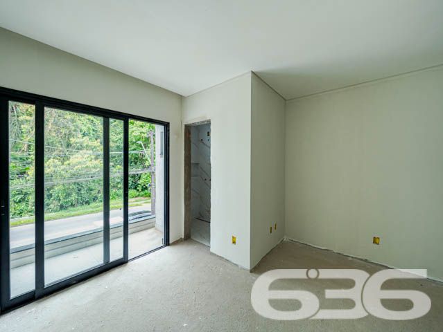 Descubra o Encanto de Morar no Coração de Joinville: Residência Geminada à Venda no Bairro Costa e Silva
Seja bem-vindo ao lar dos seus sonhos! Apresentamos um sofisticado sobrado geminado, oferecendo 112,50 m² de área construída, perfeitamente planejada para otimizar cada metro quadrado de conforto e estilo. Situado na dinâmica cidade de Joinville, no acolhedor bairro Costa e Silva, este imóvel é um verdadeiro refúgio urbano e com total acessibilidade a BR.
A residência destaca-se por sua localização privilegiada, com fácil acesso a vias principais, shopping centers, escolas, hospitais e todos os serviços públicos essenciais, facilitando o seu dia a dia.
Este imóvel geminado é composto por uma suíte com sacada, oferecendo uma vista encantadora e privativa. Conta também com dois dormitórios adicionais, ambos com infraestrutura para condicionadores de ar, garantindo conforto térmico o ano inteiro. A sala de estar é espaçosa e integrada a uma copa e cozinha moderna, ideal para momentos de descontração e convívio. Complementam o imóvel duas garagens, sendo uma coberta, duas elegantes casas de banho completas com acabamento de alto padrão em porcelanato de grandes formatos (1.20x1.20cm), e uma lavanderia independente.
O imóvel oferece acabamentos de alta qualidade, como massa corrida interna, textura projetada externamente, rebaixo de gesso em ambos os pisos, e cortineiros em todas as janelas. A escada é um show à parte, com revestimento em porcelanato e guarda-corpo de vidro, destacando-se no ambiente por sua elegância e modernidade.
Para os apreciadores de um bom churrasco e momentos ao ar livre, a área de festa é perfeita para reunir amigos e familiares. A infraestrutura para piscina já está pronta, esperando apenas a realização do seu projeto de lazer dos sonhos. Além disso, o imóvel é cercado, permitindo animais, o que o torna ideal para quem deseja viver com seus pets.
Invista em qualidade de vida e conforto. Venha conhecer este imóvel único e deixe-se encantar pela possibilidade de criar novas memórias em um espaço projetado para o bem-estar de sua família. A 636 Negócios Imobiliários está pronta para ajudá-lo a realizar seu sonho com a excelência e o cuidado que só mais de 30 anos de experiência no mercado imobiliário podem oferecer. Aguardamos seu contato para uma visita inesquecível!
636 NEGÓCIOS IMOBILIÁRIOS: A SUA MELHOR ESCOLHA
Com mais de 30 anos de experiência, a 636 Negócios Imobiliários é sua parceira ideal para encontrar o imóvel perfeito. Estamos prontos para ajudá-lo a fazer deste imóvel o seu novo lar.
Telefone: (47) 3451-0636
WhatsApp: (47) 99190-0636
Não perca esta oportunidade única. Visite nosso site para mais informações: i636.com.br