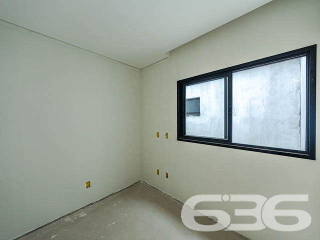 Descubra o Encanto de Morar no Coração de Joinville: Residência Geminada à Venda no Bairro Costa e Silva
Seja bem-vindo ao lar dos seus sonhos! Apresentamos um sofisticado sobrado geminado, oferecendo 112,50 m² de área construída, perfeitamente planejada para otimizar cada metro quadrado de conforto e estilo. Situado na dinâmica cidade de Joinville, no acolhedor bairro Costa e Silva, este imóvel é um verdadeiro refúgio urbano e com total acessibilidade a BR.
A residência destaca-se por sua localização privilegiada, com fácil acesso a vias principais, shopping centers, escolas, hospitais e todos os serviços públicos essenciais, facilitando o seu dia a dia.
Este imóvel geminado é composto por uma suíte com sacada, oferecendo uma vista encantadora e privativa. Conta também com dois dormitórios adicionais, ambos com infraestrutura para condicionadores de ar, garantindo conforto térmico o ano inteiro. A sala de estar é espaçosa e integrada a uma copa e cozinha moderna, ideal para momentos de descontração e convívio. Complementam o imóvel duas garagens, sendo uma coberta, duas elegantes casas de banho completas com acabamento de alto padrão em porcelanato de grandes formatos (1.20x1.20cm), e uma lavanderia independente.
O imóvel oferece acabamentos de alta qualidade, como massa corrida interna, textura projetada externamente, rebaixo de gesso em ambos os pisos, e cortineiros em todas as janelas. A escada é um show à parte, com revestimento em porcelanato e guarda-corpo de vidro, destacando-se no ambiente por sua elegância e modernidade.
Para os apreciadores de um bom churrasco e momentos ao ar livre, a área de festa é perfeita para reunir amigos e familiares. A infraestrutura para piscina já está pronta, esperando apenas a realização do seu projeto de lazer dos sonhos. Além disso, o imóvel é cercado, permitindo animais, o que o torna ideal para quem deseja viver com seus pets.
Invista em qualidade de vida e conforto. Venha conhecer este imóvel único e deixe-se encantar pela possibilidade de criar novas memórias em um espaço projetado para o bem-estar de sua família. A 636 Negócios Imobiliários está pronta para ajudá-lo a realizar seu sonho com a excelência e o cuidado que só mais de 30 anos de experiência no mercado imobiliário podem oferecer. Aguardamos seu contato para uma visita inesquecível!
636 NEGÓCIOS IMOBILIÁRIOS: A SUA MELHOR ESCOLHA
Com mais de 30 anos de experiência, a 636 Negócios Imobiliários é sua parceira ideal para encontrar o imóvel perfeito. Estamos prontos para ajudá-lo a fazer deste imóvel o seu novo lar.
Telefone: (47) 3451-0636
WhatsApp: (47) 99190-0636
Não perca esta oportunidade única. Visite nosso site para mais informações: i636.com.br
