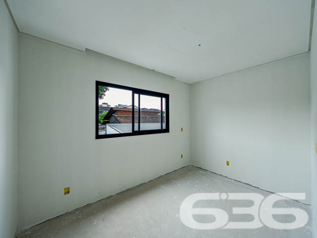 Descubra o Encanto de Morar no Coração de Joinville: Residência Geminada à Venda no Bairro Costa e Silva
Seja bem-vindo ao lar dos seus sonhos! Apresentamos um sofisticado sobrado geminado, oferecendo 112,50 m² de área construída, perfeitamente planejada para otimizar cada metro quadrado de conforto e estilo. Situado na dinâmica cidade de Joinville, no acolhedor bairro Costa e Silva, este imóvel é um verdadeiro refúgio urbano e com total acessibilidade a BR.
A residência destaca-se por sua localização privilegiada, com fácil acesso a vias principais, shopping centers, escolas, hospitais e todos os serviços públicos essenciais, facilitando o seu dia a dia.
Este imóvel geminado é composto por uma suíte com sacada, oferecendo uma vista encantadora e privativa. Conta também com dois dormitórios adicionais, ambos com infraestrutura para condicionadores de ar, garantindo conforto térmico o ano inteiro. A sala de estar é espaçosa e integrada a uma copa e cozinha moderna, ideal para momentos de descontração e convívio. Complementam o imóvel duas garagens, sendo uma coberta, duas elegantes casas de banho completas com acabamento de alto padrão em porcelanato de grandes formatos (1.20x1.20cm), e uma lavanderia independente.
O imóvel oferece acabamentos de alta qualidade, como massa corrida interna, textura projetada externamente, rebaixo de gesso em ambos os pisos, e cortineiros em todas as janelas. A escada é um show à parte, com revestimento em porcelanato e guarda-corpo de vidro, destacando-se no ambiente por sua elegância e modernidade.
Para os apreciadores de um bom churrasco e momentos ao ar livre, a área de festa é perfeita para reunir amigos e familiares. A infraestrutura para piscina já está pronta, esperando apenas a realização do seu projeto de lazer dos sonhos. Além disso, o imóvel é cercado, permitindo animais, o que o torna ideal para quem deseja viver com seus pets.
Invista em qualidade de vida e conforto. Venha conhecer este imóvel único e deixe-se encantar pela possibilidade de criar novas memórias em um espaço projetado para o bem-estar de sua família. A 636 Negócios Imobiliários está pronta para ajudá-lo a realizar seu sonho com a excelência e o cuidado que só mais de 30 anos de experiência no mercado imobiliário podem oferecer. Aguardamos seu contato para uma visita inesquecível!
636 NEGÓCIOS IMOBILIÁRIOS: A SUA MELHOR ESCOLHA
Com mais de 30 anos de experiência, a 636 Negócios Imobiliários é sua parceira ideal para encontrar o imóvel perfeito. Estamos prontos para ajudá-lo a fazer deste imóvel o seu novo lar.
Telefone: (47) 3451-0636
WhatsApp: (47) 99190-0636
Não perca esta oportunidade única. Visite nosso site para mais informações: i636.com.br