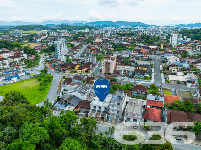 Descubra o Encanto de Morar no Coração de Joinville: Residência Geminada à Venda no Bairro Costa e Silva
Seja bem-vindo ao lar dos seus sonhos! Apresentamos um sofisticado sobrado geminado, oferecendo 112,50 m² de área construída, perfeitamente planejada para otimizar cada metro quadrado de conforto e estilo. Situado na dinâmica cidade de Joinville, no acolhedor bairro Costa e Silva, este imóvel é um verdadeiro refúgio urbano e com total acessibilidade a BR.
A residência destaca-se por sua localização privilegiada, com fácil acesso a vias principais, shopping centers, escolas, hospitais e todos os serviços públicos essenciais, facilitando o seu dia a dia.
Este imóvel geminado é composto por uma suíte com sacada, oferecendo uma vista encantadora e privativa. Conta também com dois dormitórios adicionais, ambos com infraestrutura para condicionadores de ar, garantindo conforto térmico o ano inteiro. A sala de estar é espaçosa e integrada a uma copa e cozinha moderna, ideal para momentos de descontração e convívio. Complementam o imóvel duas garagens, sendo uma coberta, duas elegantes casas de banho completas com acabamento de alto padrão em porcelanato de grandes formatos (1.20x1.20cm), e uma lavanderia independente.
O imóvel oferece acabamentos de alta qualidade, como massa corrida interna, textura projetada externamente, rebaixo de gesso em ambos os pisos, e cortineiros em todas as janelas. A escada é um show à parte, com revestimento em porcelanato e guarda-corpo de vidro, destacando-se no ambiente por sua elegância e modernidade.
Para os apreciadores de um bom churrasco e momentos ao ar livre, a área de festa é perfeita para reunir amigos e familiares. A infraestrutura para piscina já está pronta, esperando apenas a realização do seu projeto de lazer dos sonhos. Além disso, o imóvel é cercado, permitindo animais, o que o torna ideal para quem deseja viver com seus pets.
Invista em qualidade de vida e conforto. Venha conhecer este imóvel único e deixe-se encantar pela possibilidade de criar novas memórias em um espaço projetado para o bem-estar de sua família. A 636 Negócios Imobiliários está pronta para ajudá-lo a realizar seu sonho com a excelência e o cuidado que só mais de 30 anos de experiência no mercado imobiliário podem oferecer. Aguardamos seu contato para uma visita inesquecível!
636 NEGÓCIOS IMOBILIÁRIOS: A SUA MELHOR ESCOLHA
Com mais de 30 anos de experiência, a 636 Negócios Imobiliários é sua parceira ideal para encontrar o imóvel perfeito. Estamos prontos para ajudá-lo a fazer deste imóvel o seu novo lar.
Telefone: (47) 3451-0636
WhatsApp: (47) 99190-0636
Não perca esta oportunidade única. Visite nosso site para mais informações: i636.com.br