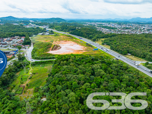 Descubra o Encanto de Morar no Coração de Joinville: Residência Geminada à Venda no Bairro Costa e Silva
Seja bem-vindo ao lar dos seus sonhos! Apresentamos um sofisticado sobrado geminado, oferecendo 112,50 m² de área construída, perfeitamente planejada para otimizar cada metro quadrado de conforto e estilo. Situado na dinâmica cidade de Joinville, no acolhedor bairro Costa e Silva, este imóvel é um verdadeiro refúgio urbano e com total acessibilidade a BR.
A residência destaca-se por sua localização privilegiada, com fácil acesso a vias principais, shopping centers, escolas, hospitais e todos os serviços públicos essenciais, facilitando o seu dia a dia.
Este imóvel geminado é composto por uma suíte com sacada, oferecendo uma vista encantadora e privativa. Conta também com dois dormitórios adicionais, ambos com infraestrutura para condicionadores de ar, garantindo conforto térmico o ano inteiro. A sala de estar é espaçosa e integrada a uma copa e cozinha moderna, ideal para momentos de descontração e convívio. Complementam o imóvel duas garagens, sendo uma coberta, duas elegantes casas de banho completas com acabamento de alto padrão em porcelanato de grandes formatos (1.20x1.20cm), e uma lavanderia independente.
O imóvel oferece acabamentos de alta qualidade, como massa corrida interna, textura projetada externamente, rebaixo de gesso em ambos os pisos, e cortineiros em todas as janelas. A escada é um show à parte, com revestimento em porcelanato e guarda-corpo de vidro, destacando-se no ambiente por sua elegância e modernidade.
Para os apreciadores de um bom churrasco e momentos ao ar livre, a área de festa é perfeita para reunir amigos e familiares. A infraestrutura para piscina já está pronta, esperando apenas a realização do seu projeto de lazer dos sonhos. Além disso, o imóvel é cercado, permitindo animais, o que o torna ideal para quem deseja viver com seus pets.
Invista em qualidade de vida e conforto. Venha conhecer este imóvel único e deixe-se encantar pela possibilidade de criar novas memórias em um espaço projetado para o bem-estar de sua família. A 636 Negócios Imobiliários está pronta para ajudá-lo a realizar seu sonho com a excelência e o cuidado que só mais de 30 anos de experiência no mercado imobiliário podem oferecer. Aguardamos seu contato para uma visita inesquecível!
636 NEGÓCIOS IMOBILIÁRIOS: A SUA MELHOR ESCOLHA
Com mais de 30 anos de experiência, a 636 Negócios Imobiliários é sua parceira ideal para encontrar o imóvel perfeito. Estamos prontos para ajudá-lo a fazer deste imóvel o seu novo lar.
Telefone: (47) 3451-0636
WhatsApp: (47) 99190-0636
Não perca esta oportunidade única. Visite nosso site para mais informações: i636.com.br